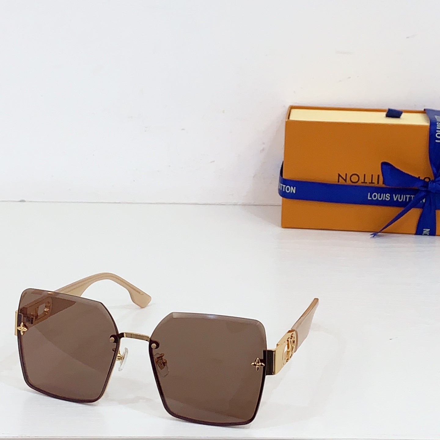New Fashionable, Elegant, Comfortable, Lightweight, Exquisite  Sunglasses