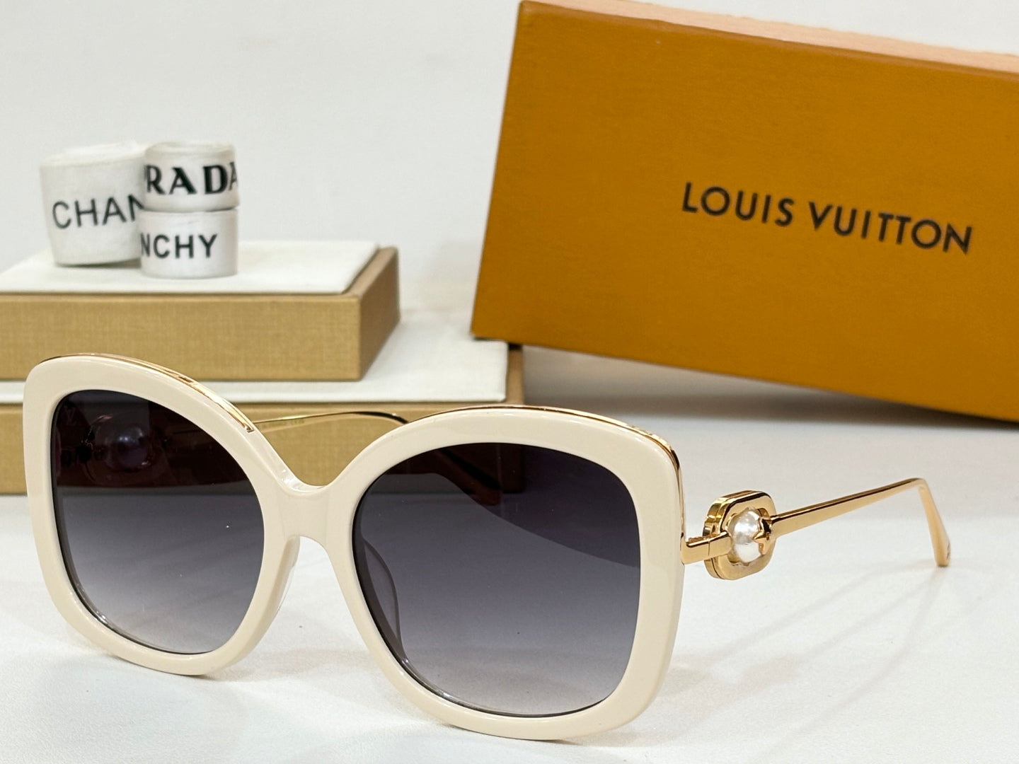 New Fashionable, Elegant, Comfortable, Lightweight, Exquisite  Sunglasses