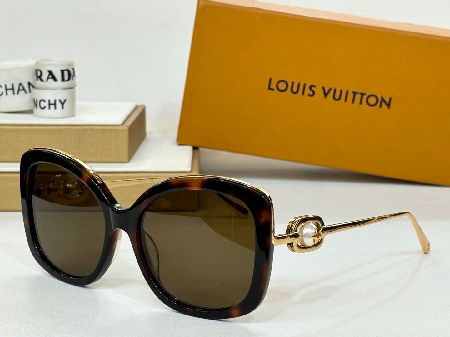 New Fashionable, Elegant, Comfortable, Lightweight, Exquisite  Sunglasses