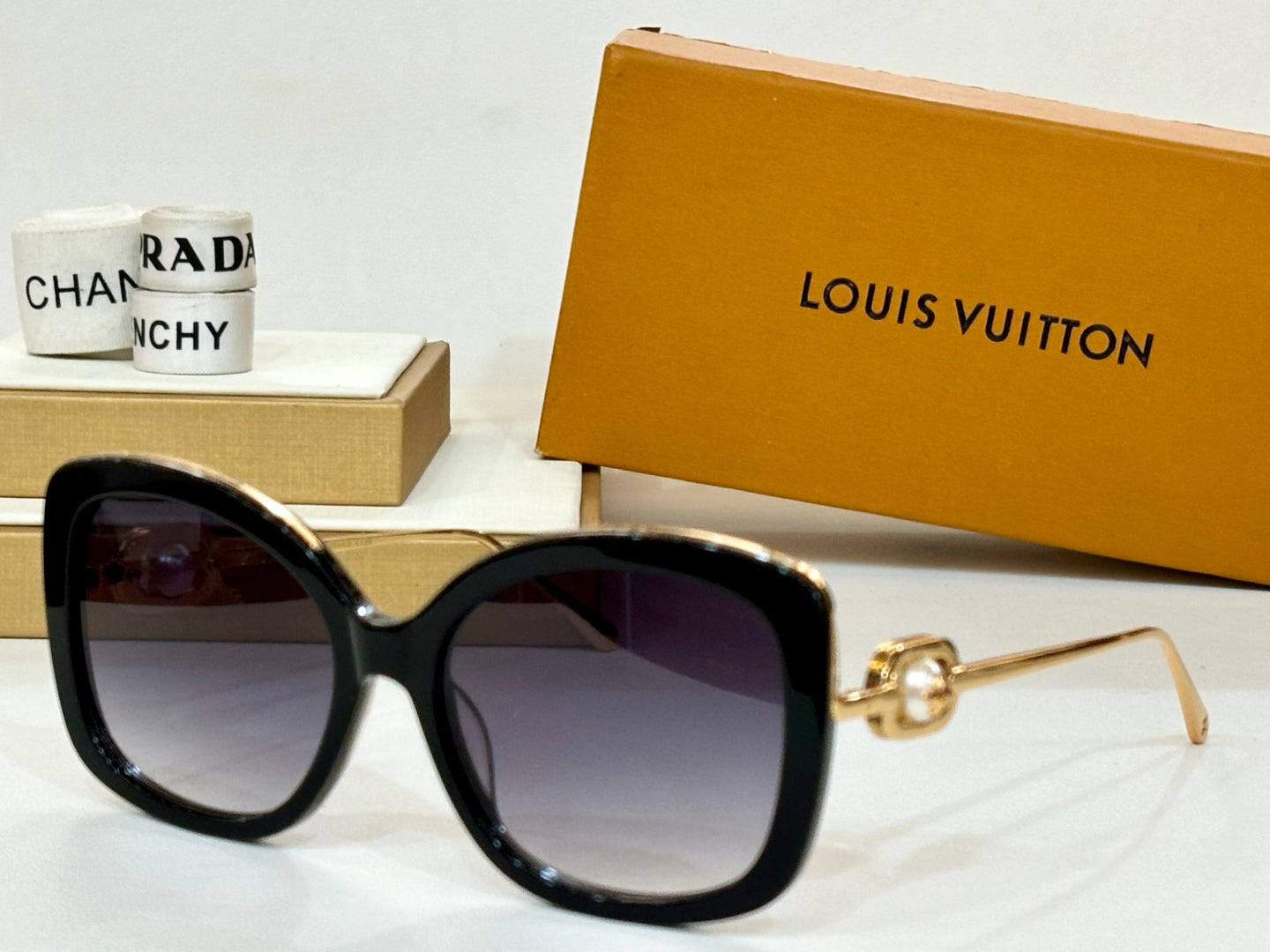 New Fashionable, Elegant, Comfortable, Lightweight, Exquisite  Sunglasses