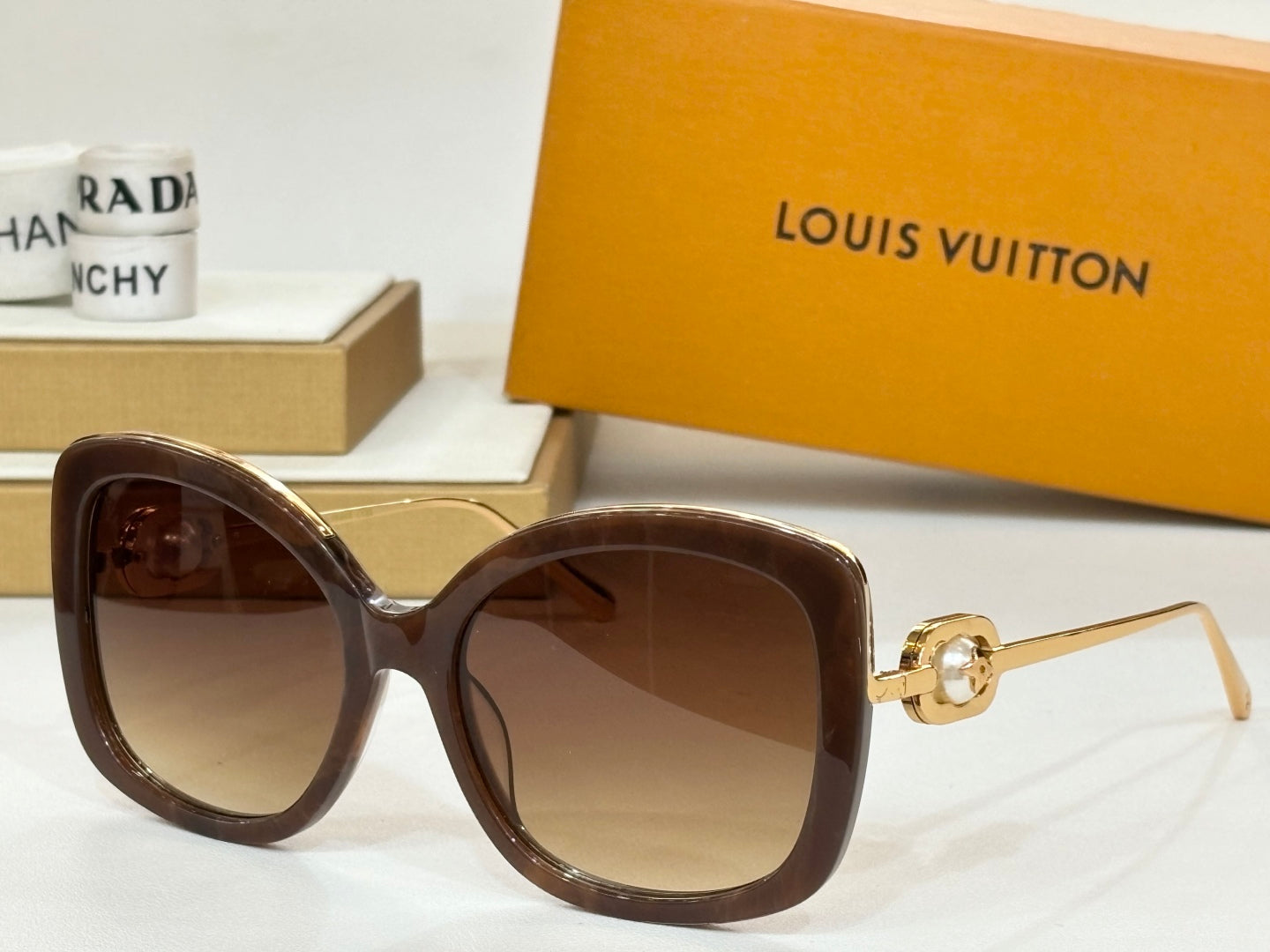 New Fashionable, Elegant, Comfortable, Lightweight, Exquisite  Sunglasses