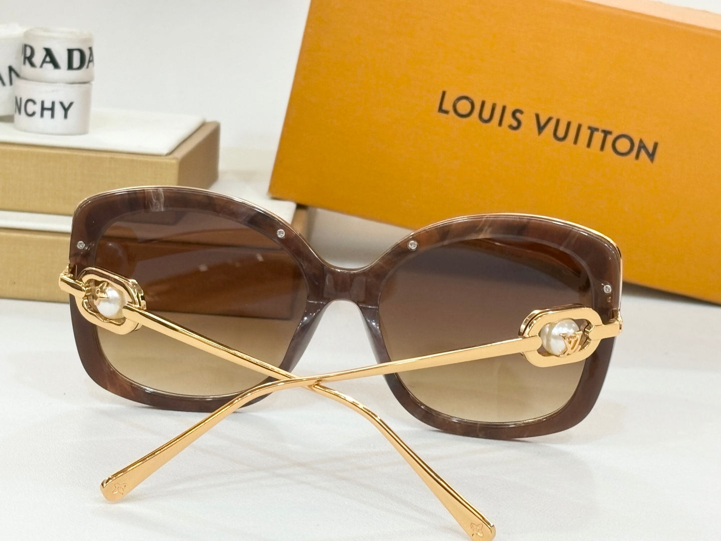 New Fashionable, Elegant, Comfortable, Lightweight, Exquisite  Sunglasses