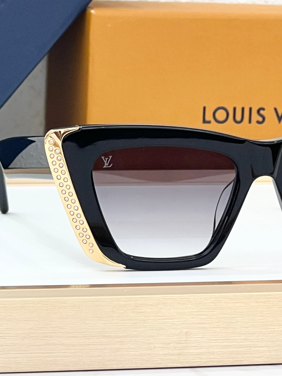 New Fashionable, Elegant, Comfortable, Lightweight, Exquisite  Sunglasses