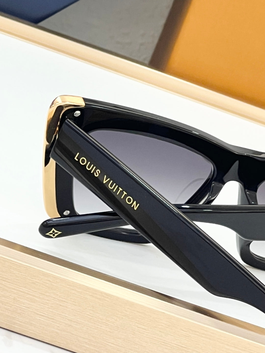 New Fashionable, Elegant, Comfortable, Lightweight, Exquisite  Sunglasses