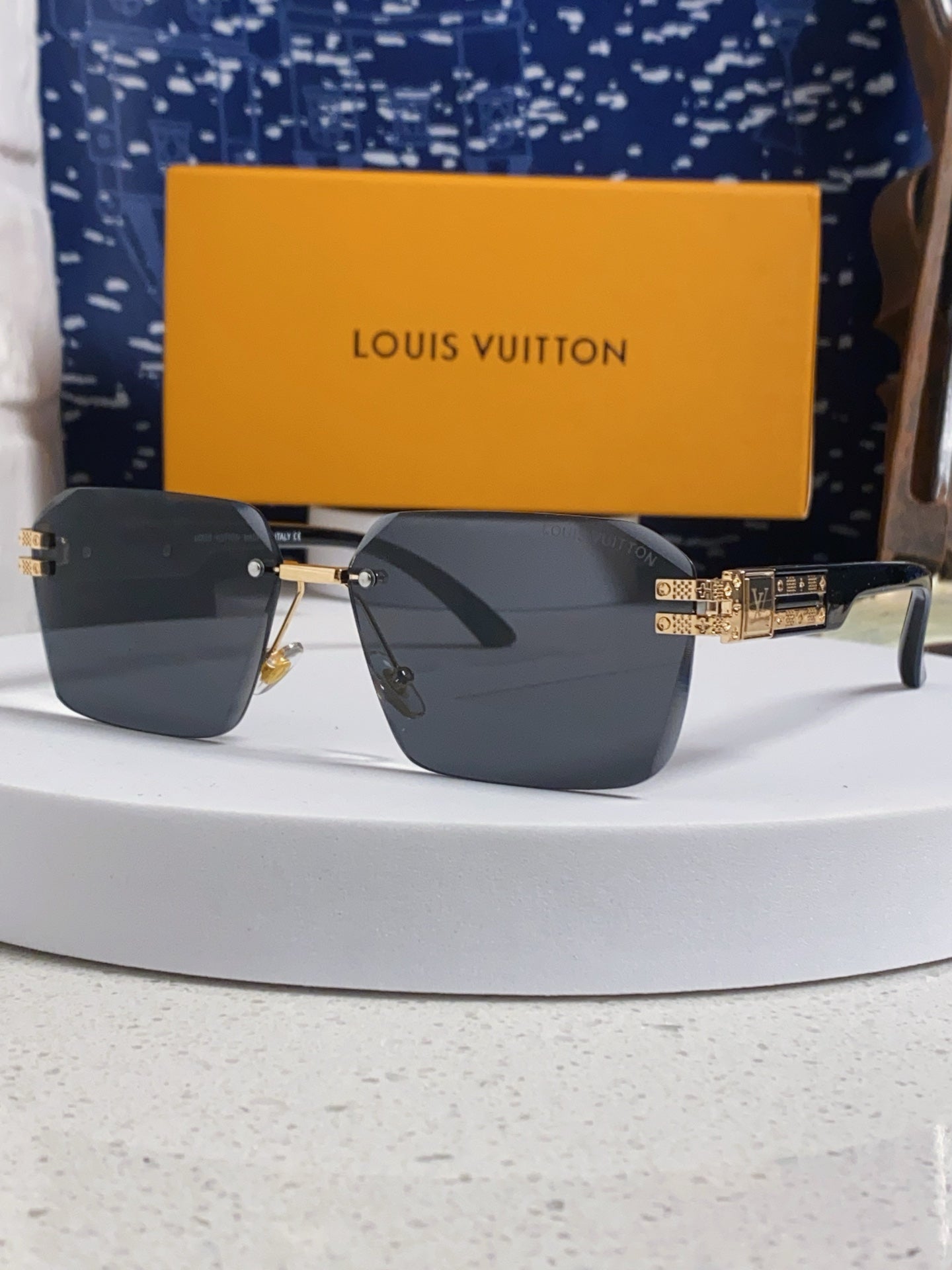 New Fashionable, Elegant, Comfortable, Lightweight, Exquisite  Sunglasses