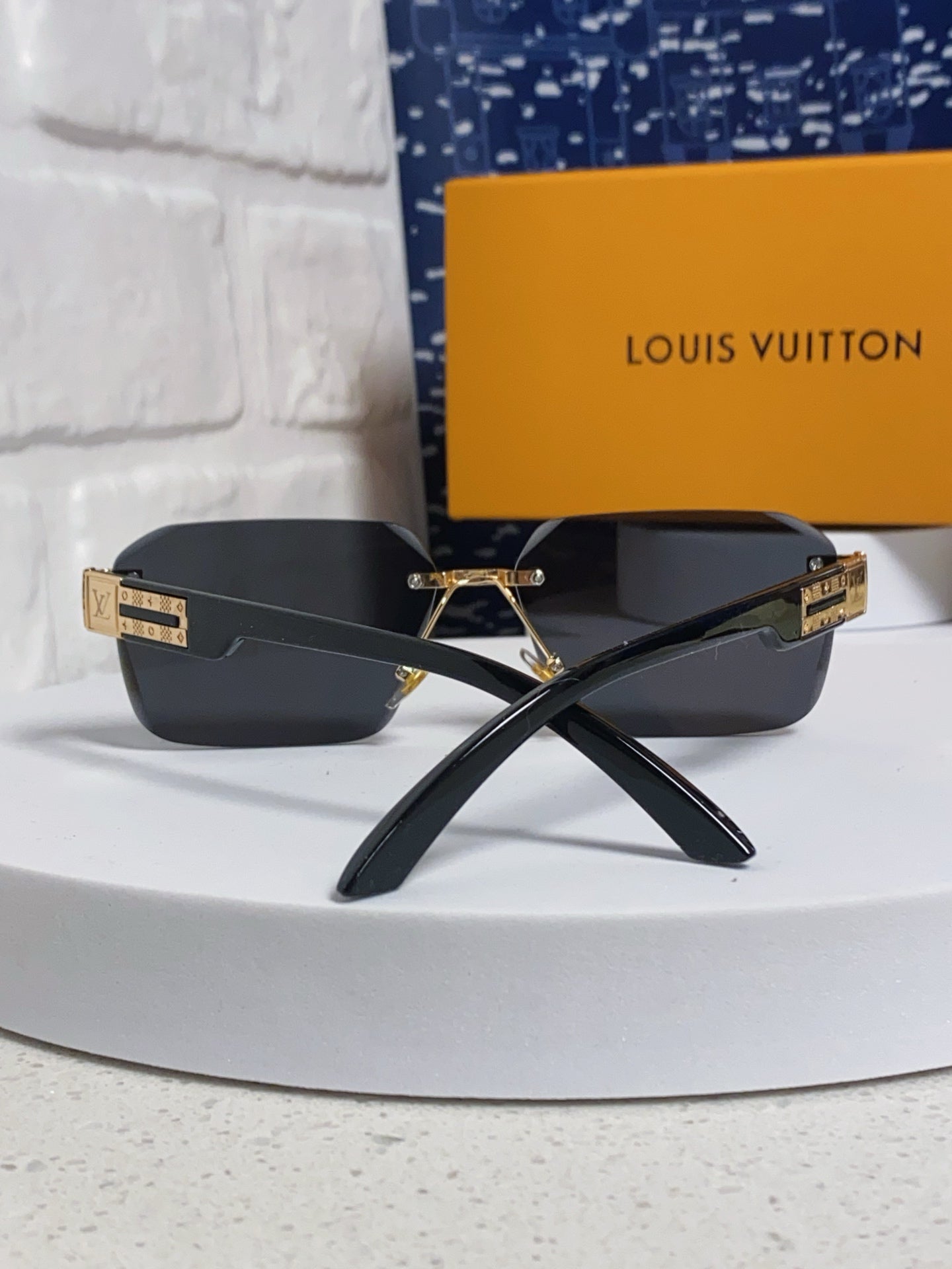 New Fashionable, Elegant, Comfortable, Lightweight, Exquisite  Sunglasses