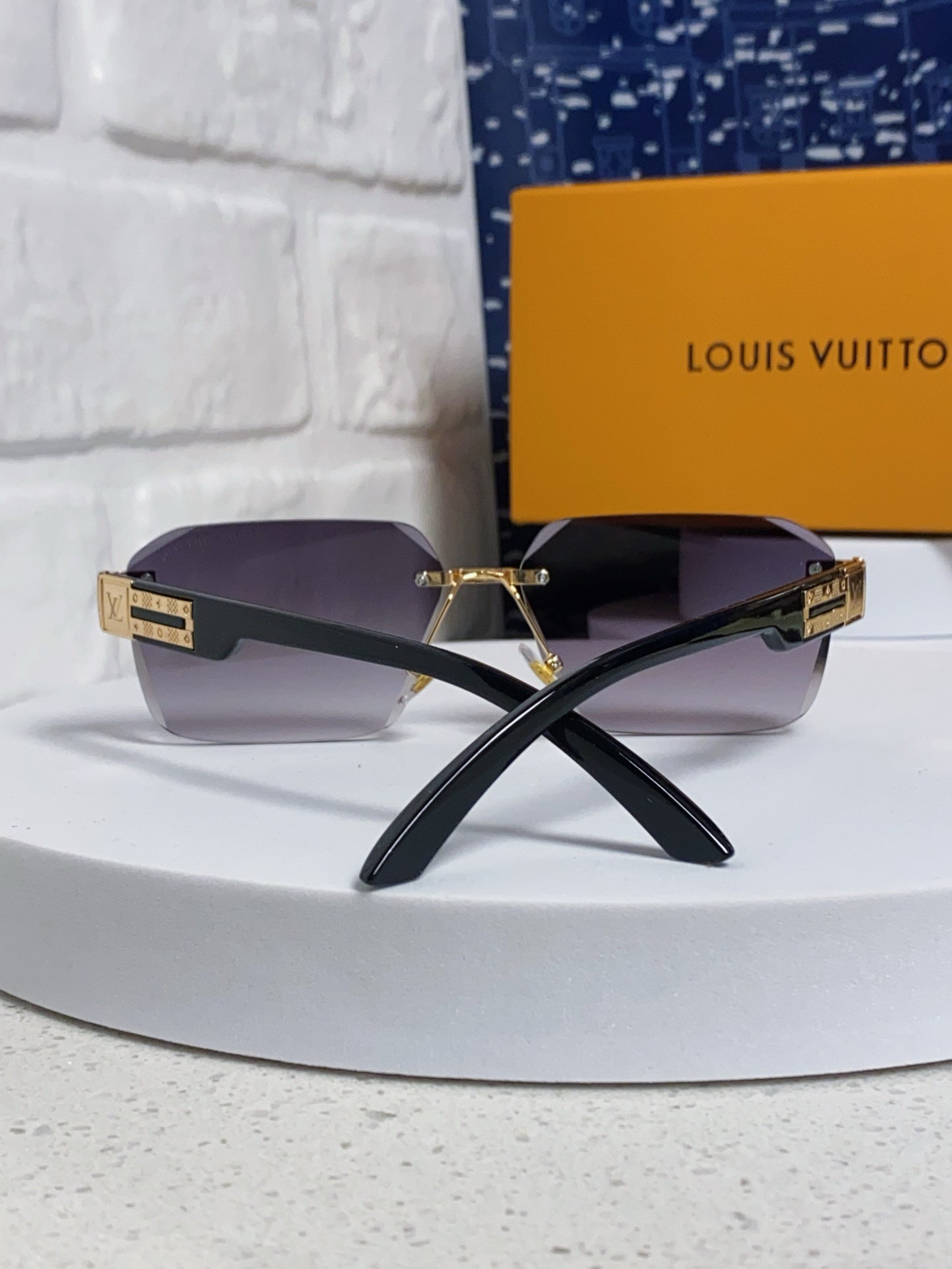 New Fashionable, Elegant, Comfortable, Lightweight, Exquisite  Sunglasses