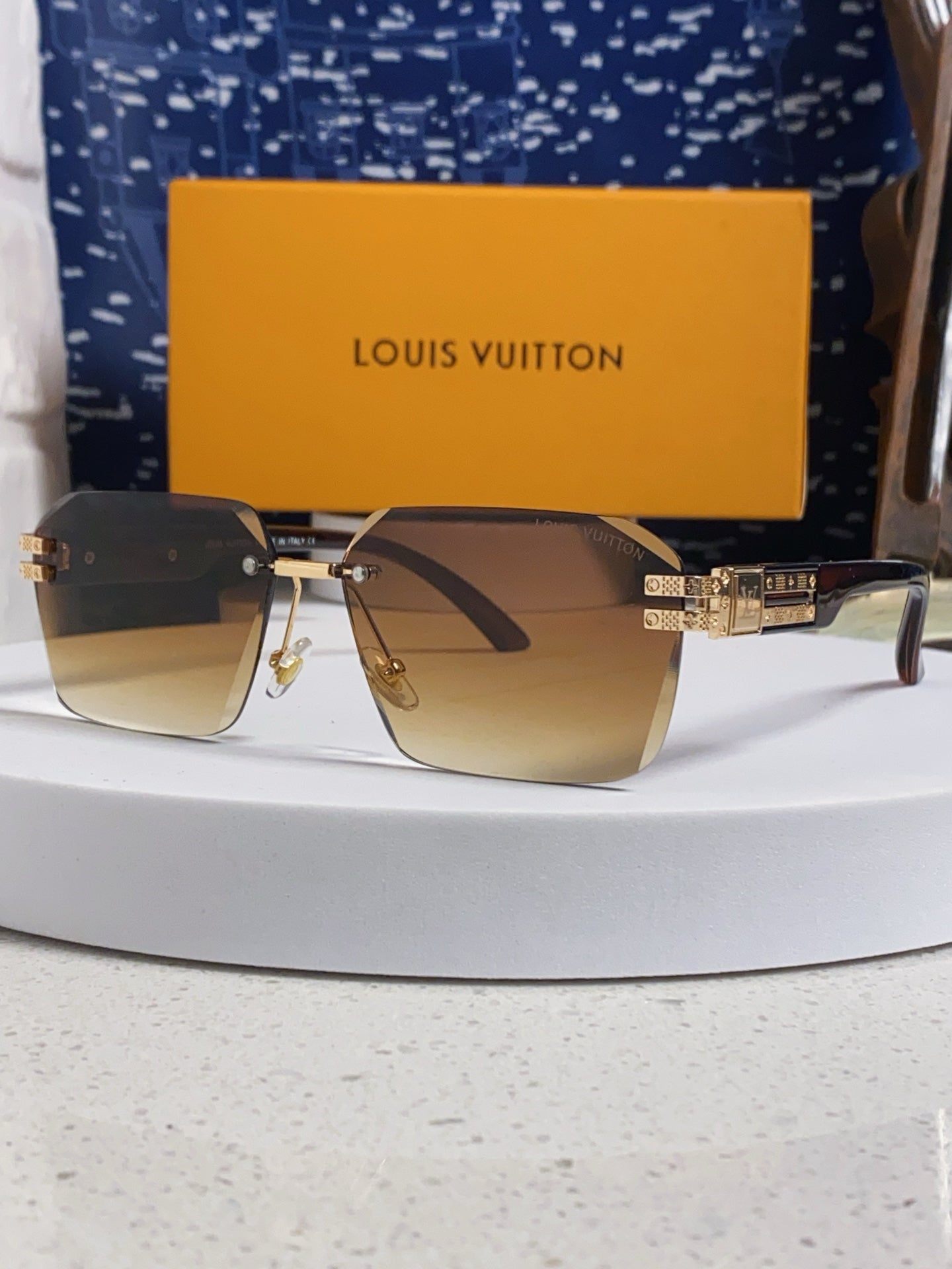 New Fashionable, Elegant, Comfortable, Lightweight, Exquisite  Sunglasses