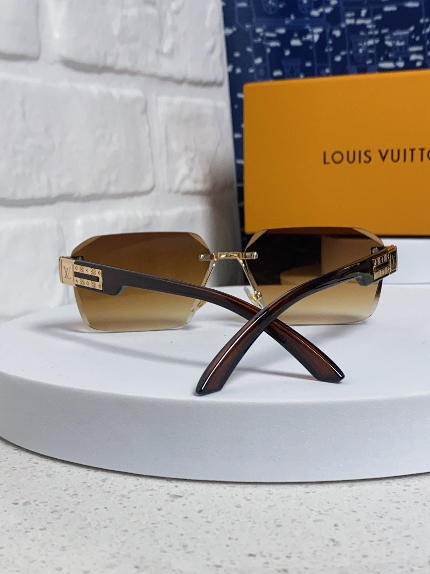 New Fashionable, Elegant, Comfortable, Lightweight, Exquisite  Sunglasses