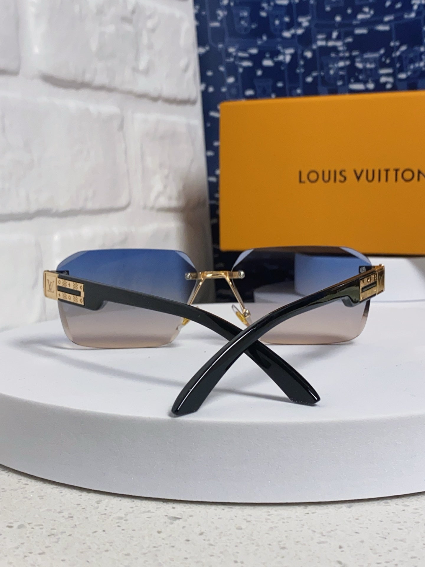 New Fashionable, Elegant, Comfortable, Lightweight, Exquisite  Sunglasses