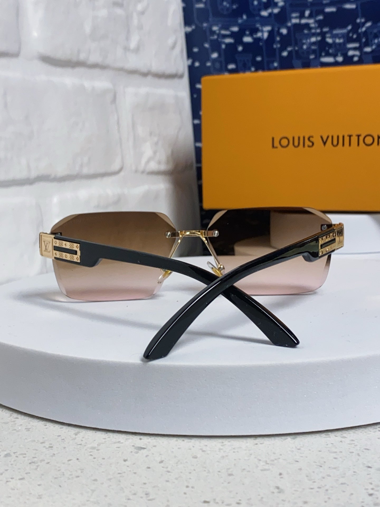 New Fashionable, Elegant, Comfortable, Lightweight, Exquisite  Sunglasses