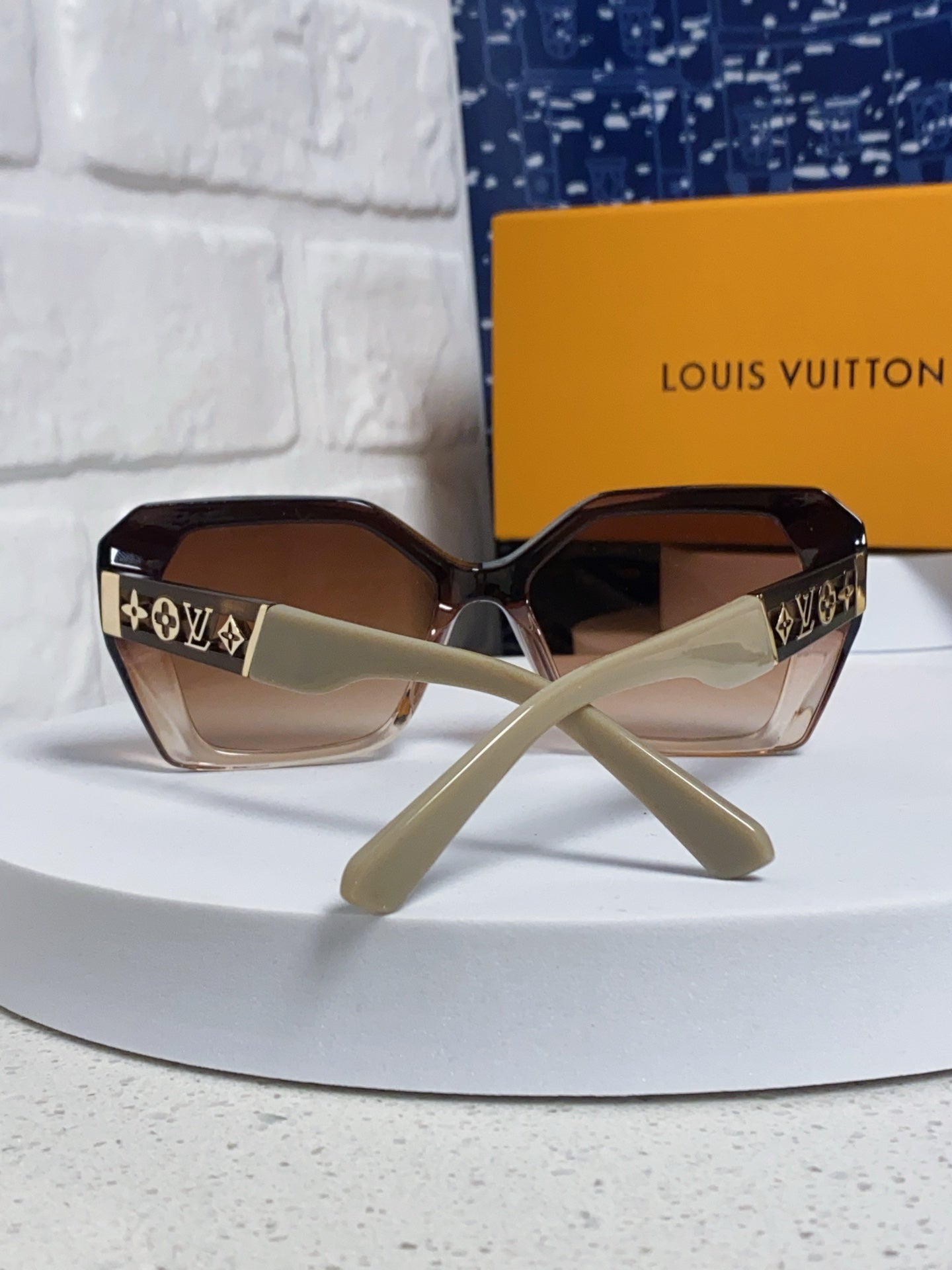 New Fashionable, Elegant, Comfortable, Lightweight, Exquisite  Sunglasses