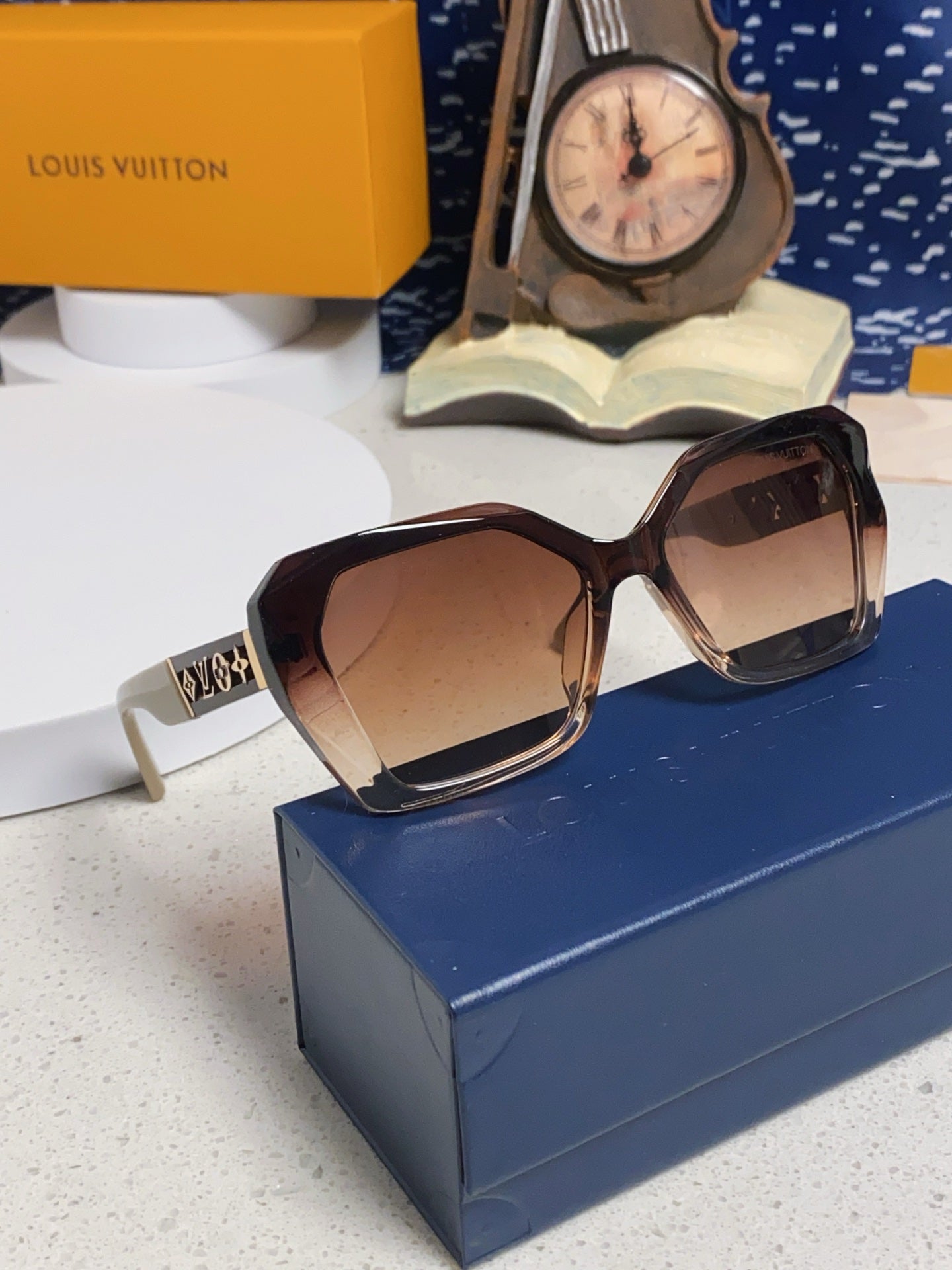 New Fashionable, Elegant, Comfortable, Lightweight, Exquisite  Sunglasses