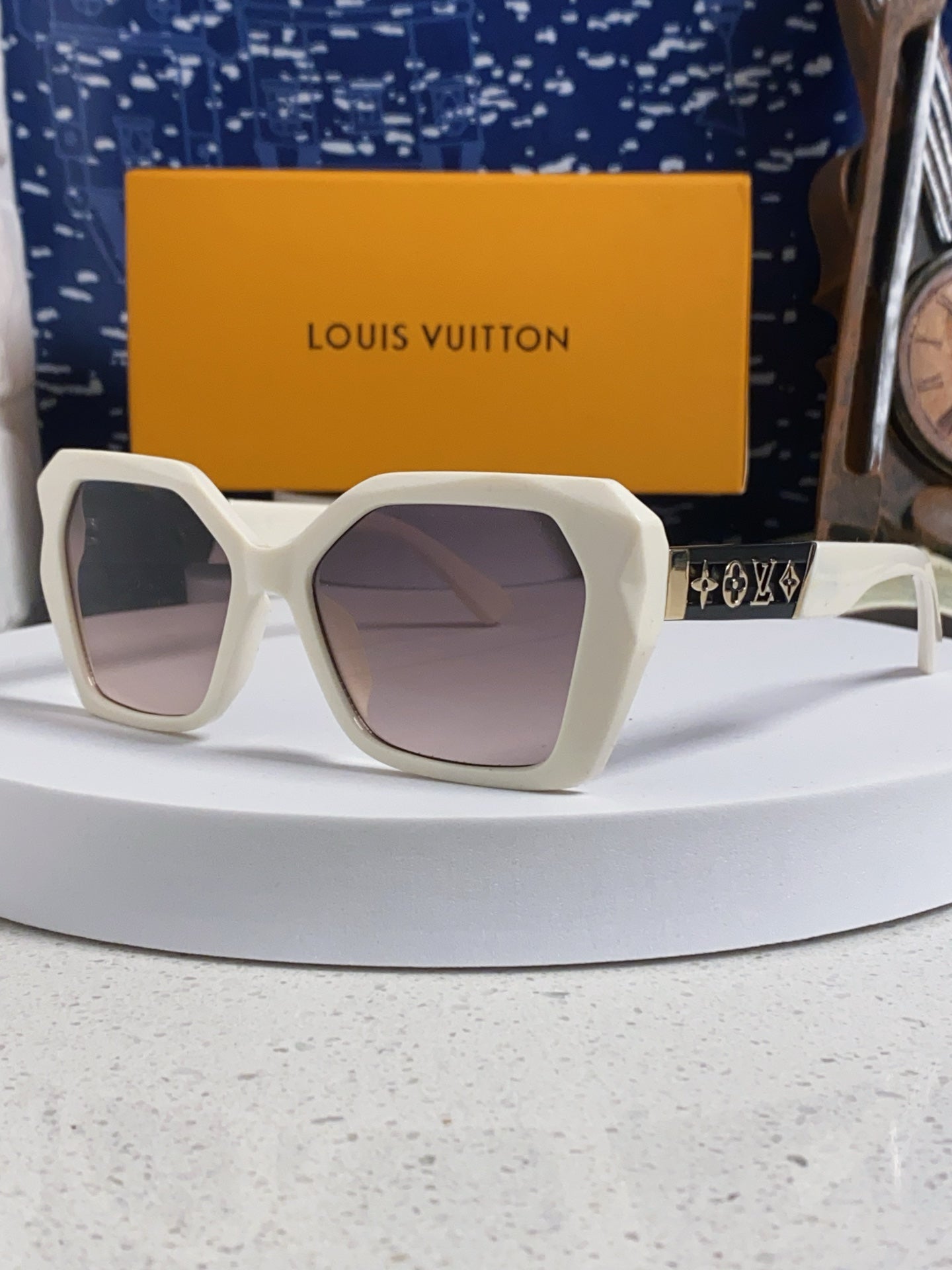 New Fashionable, Elegant, Comfortable, Lightweight, Exquisite  Sunglasses