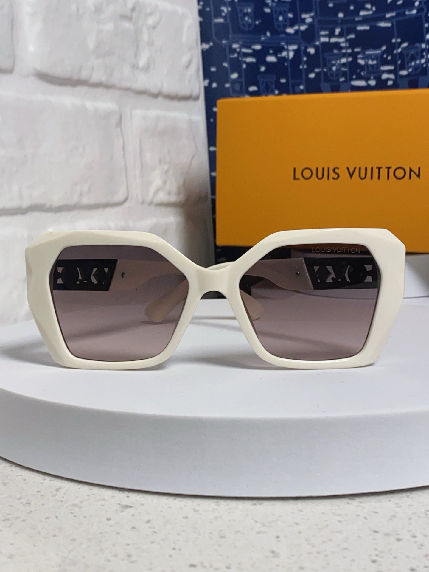 New Fashionable, Elegant, Comfortable, Lightweight, Exquisite  Sunglasses