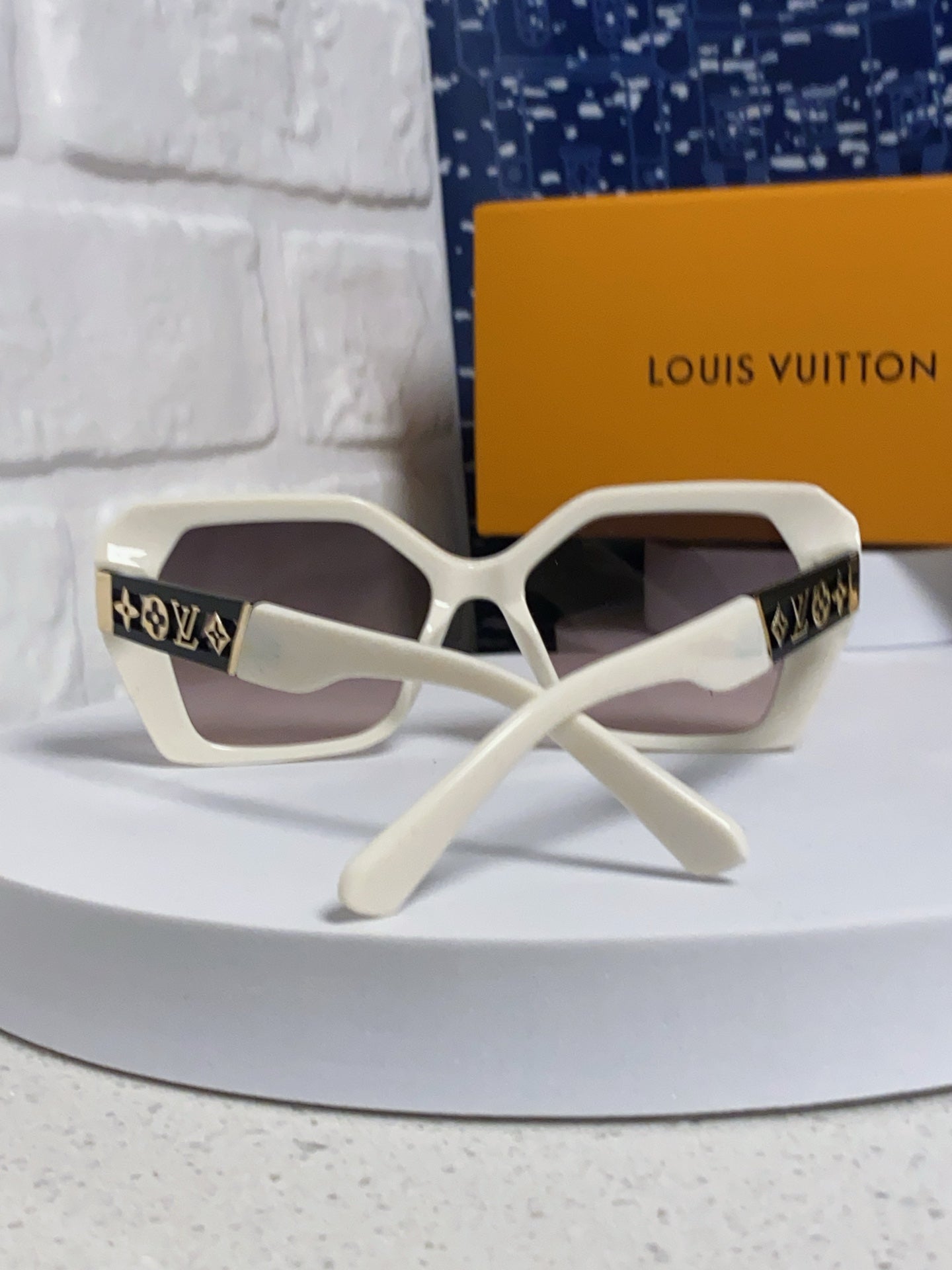 New Fashionable, Elegant, Comfortable, Lightweight, Exquisite  Sunglasses