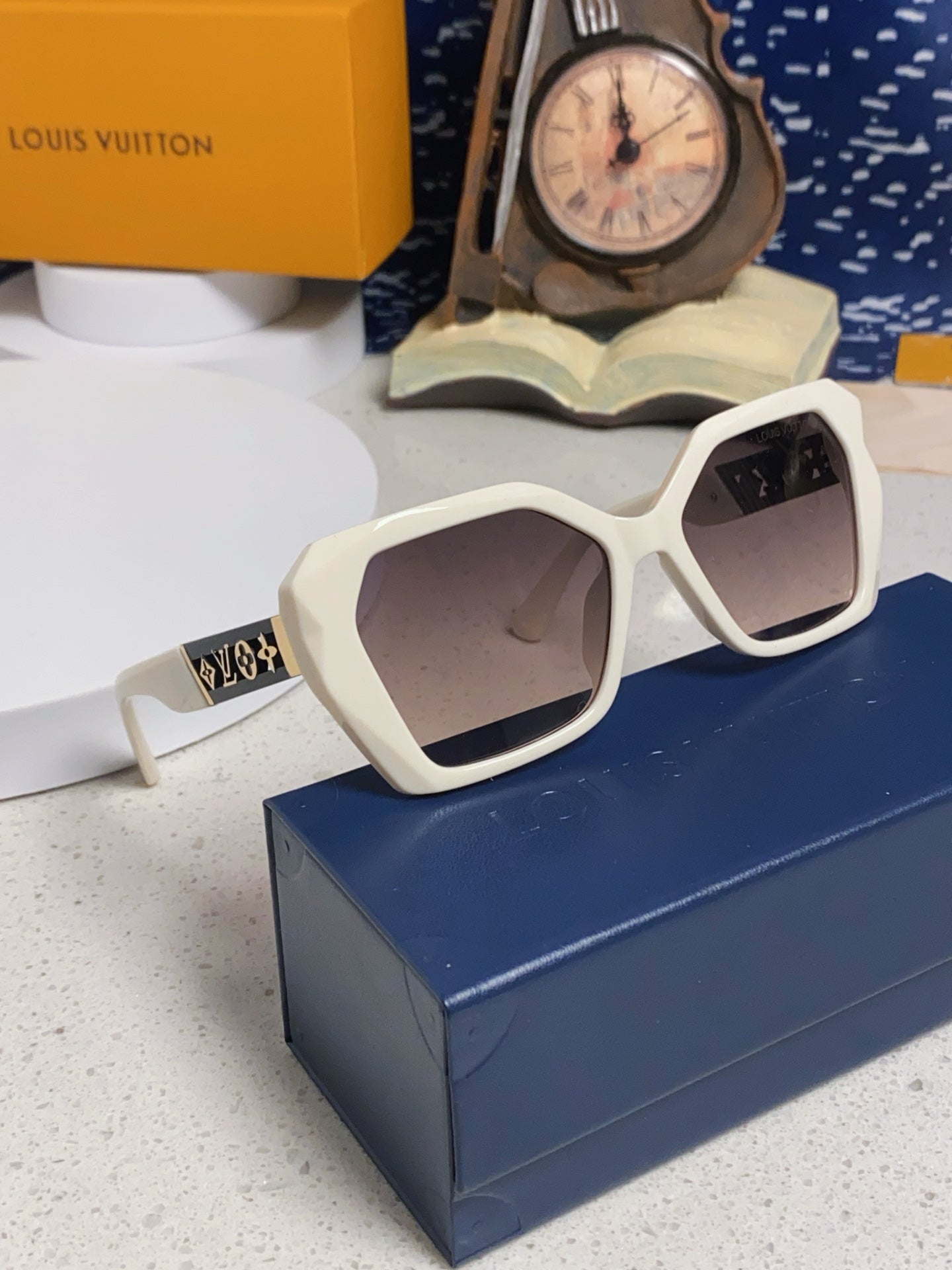 New Fashionable, Elegant, Comfortable, Lightweight, Exquisite  Sunglasses