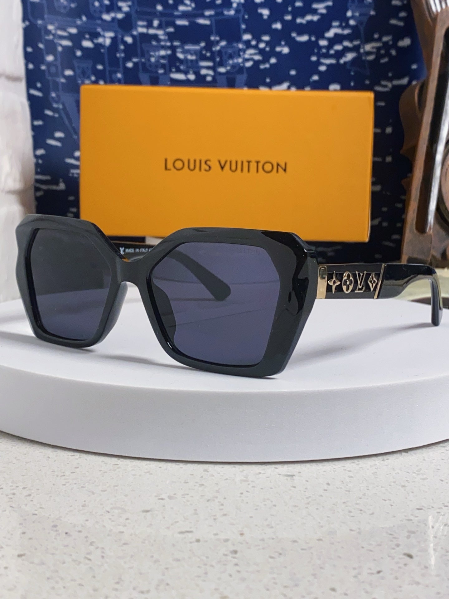 New Fashionable, Elegant, Comfortable, Lightweight, Exquisite  Sunglasses