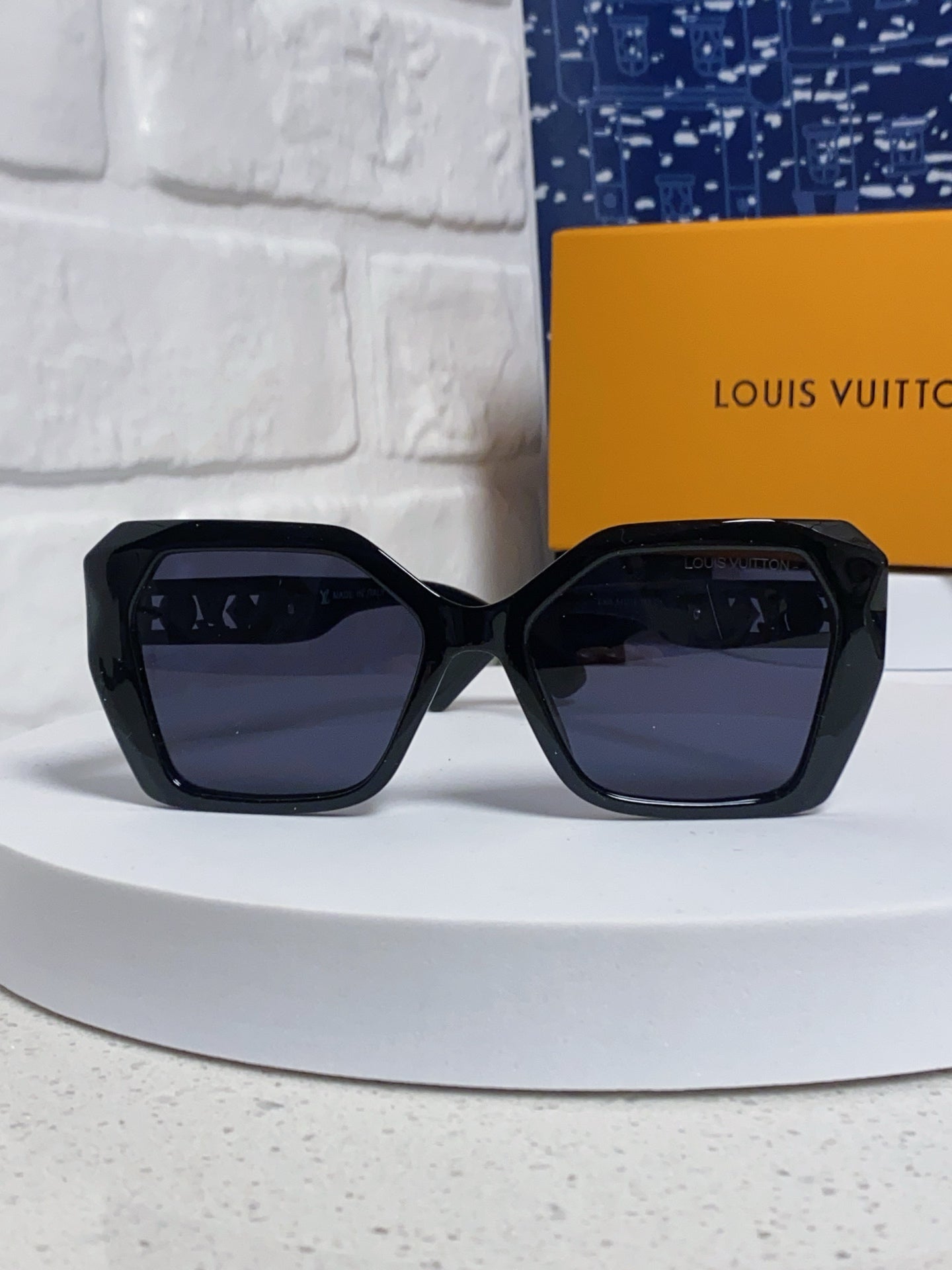 New Fashionable, Elegant, Comfortable, Lightweight, Exquisite  Sunglasses