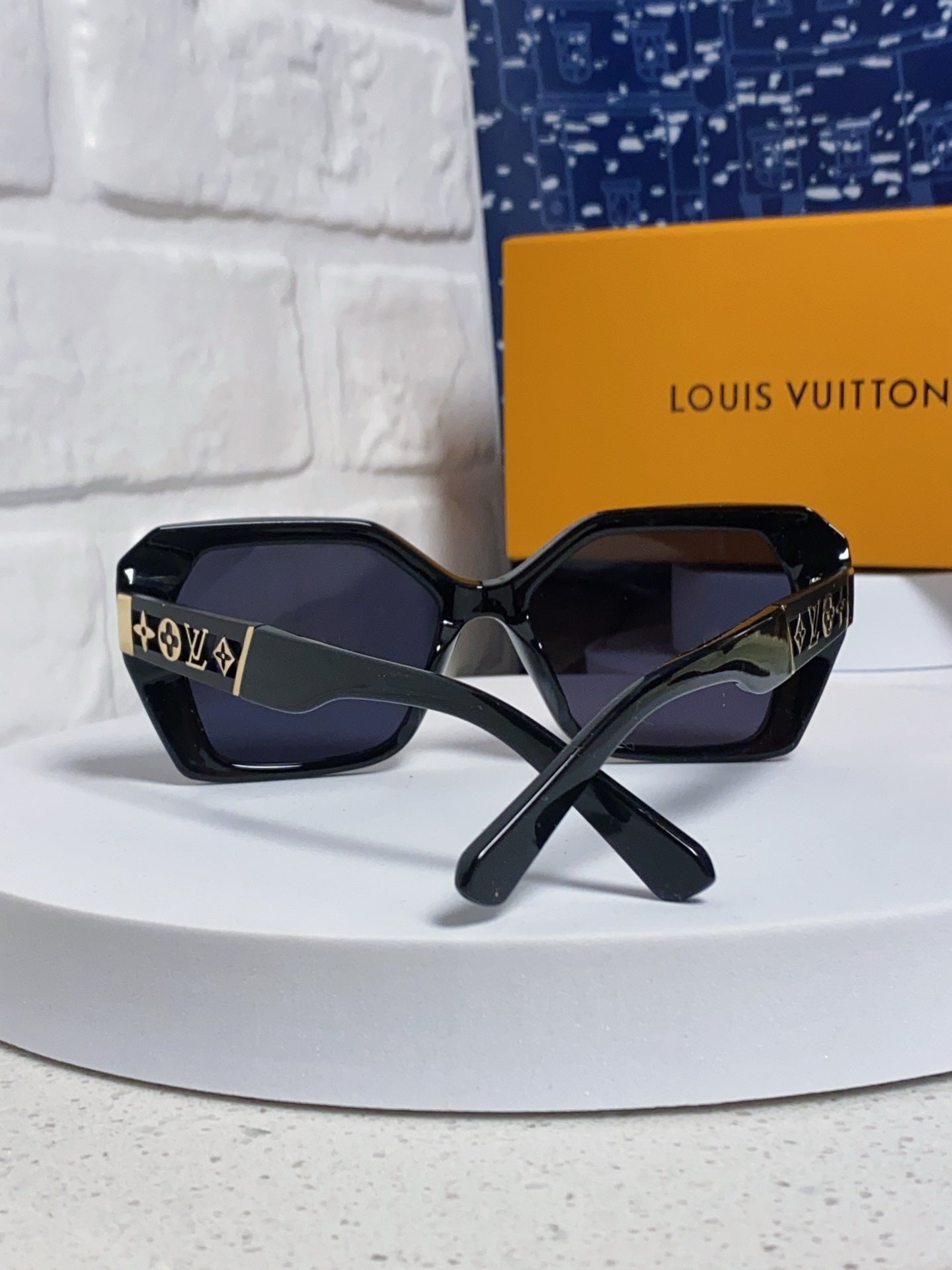 New Fashionable, Elegant, Comfortable, Lightweight, Exquisite  Sunglasses