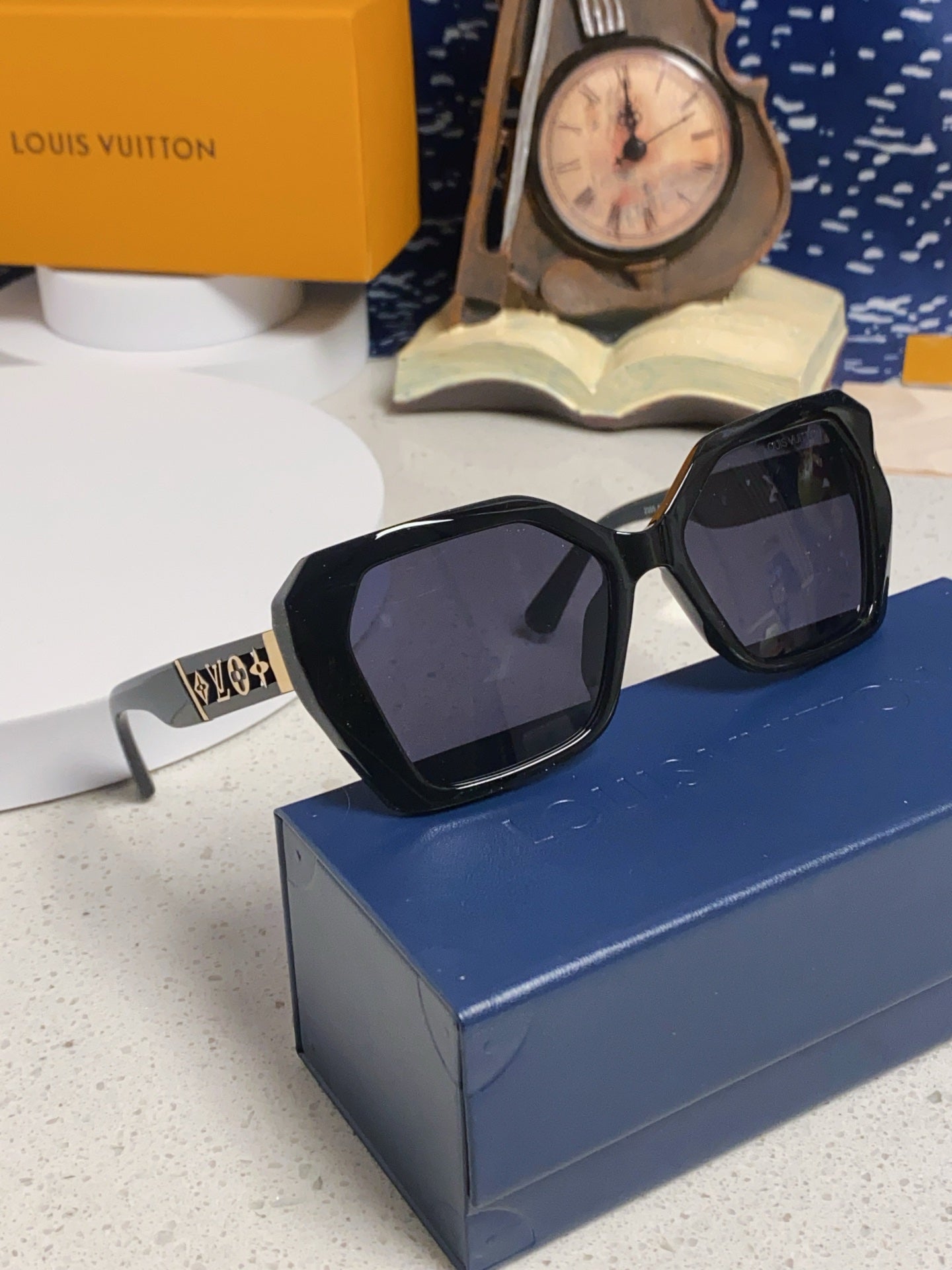 New Fashionable, Elegant, Comfortable, Lightweight, Exquisite  Sunglasses