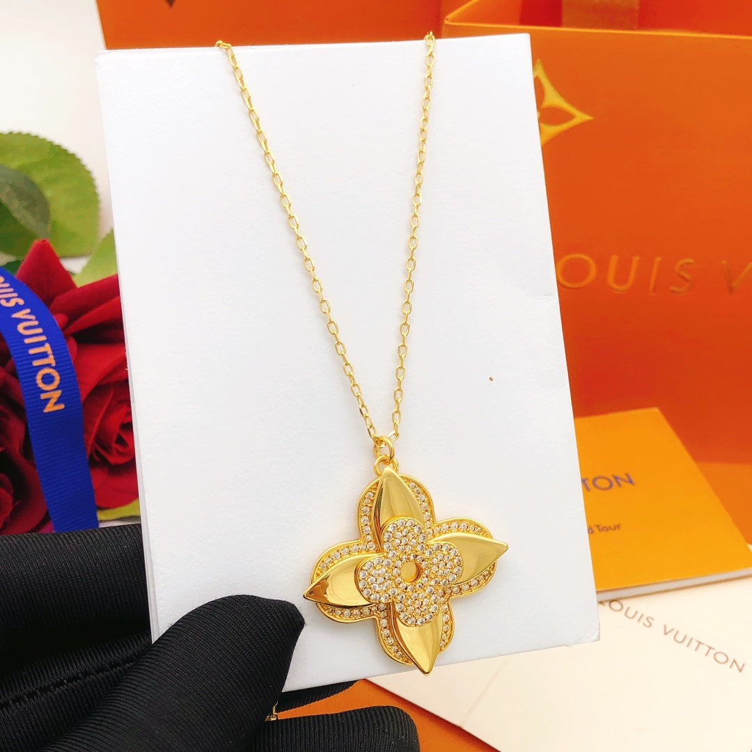 New Fashionable Luxury Exquisite Plum Blossom Women's Necklace