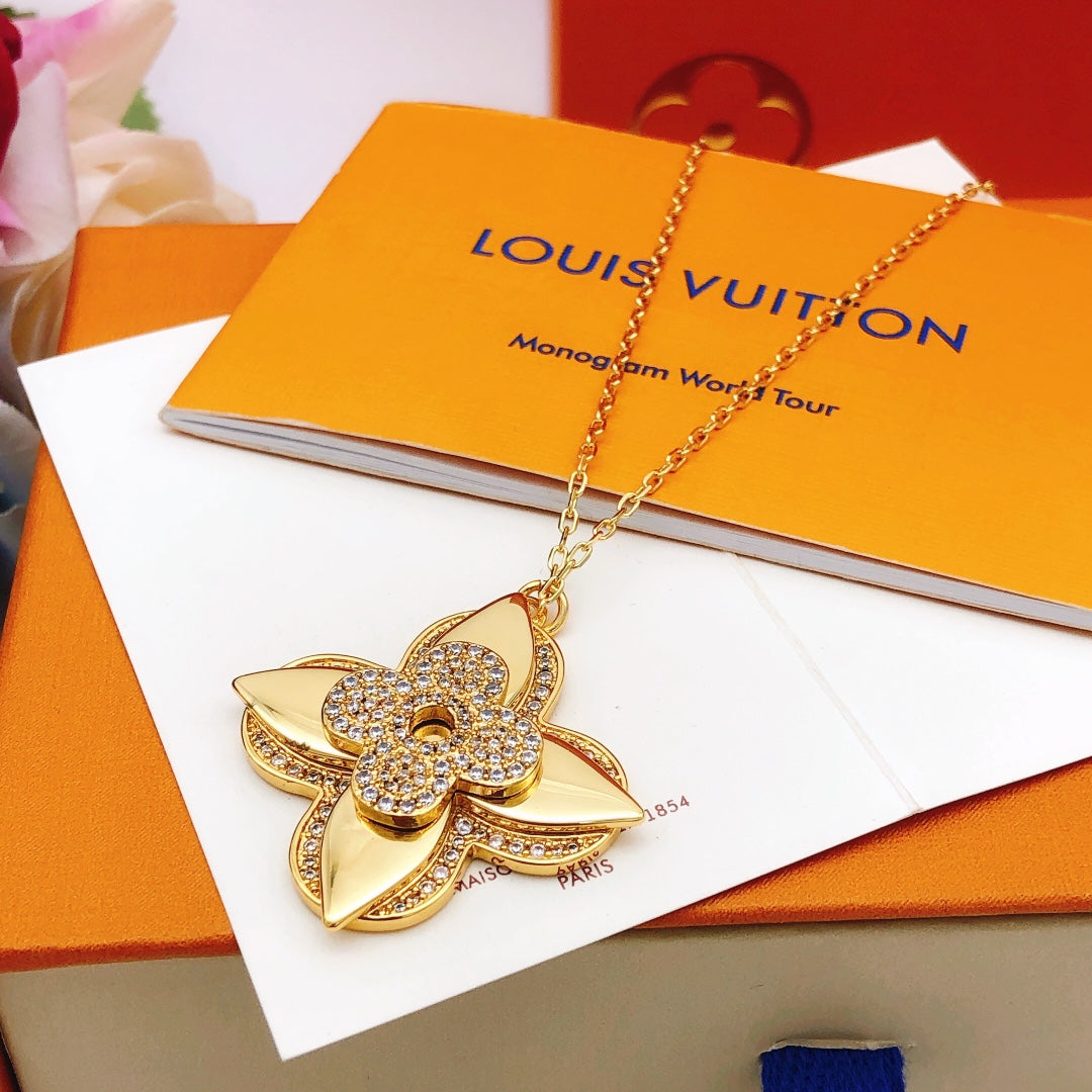 New Fashionable Luxury Exquisite Plum Blossom Women's Necklace
