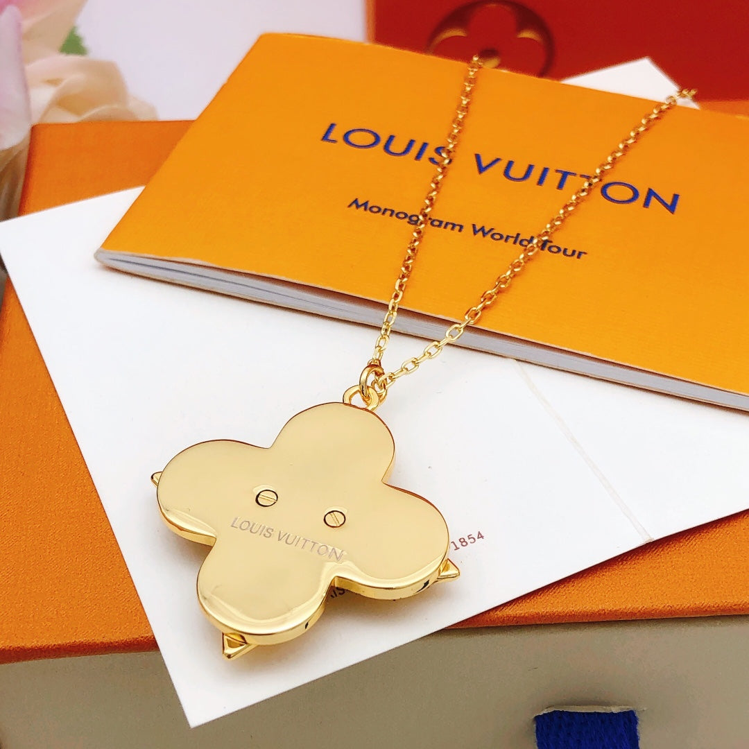 New Fashionable Luxury Exquisite Plum Blossom Women's Necklace