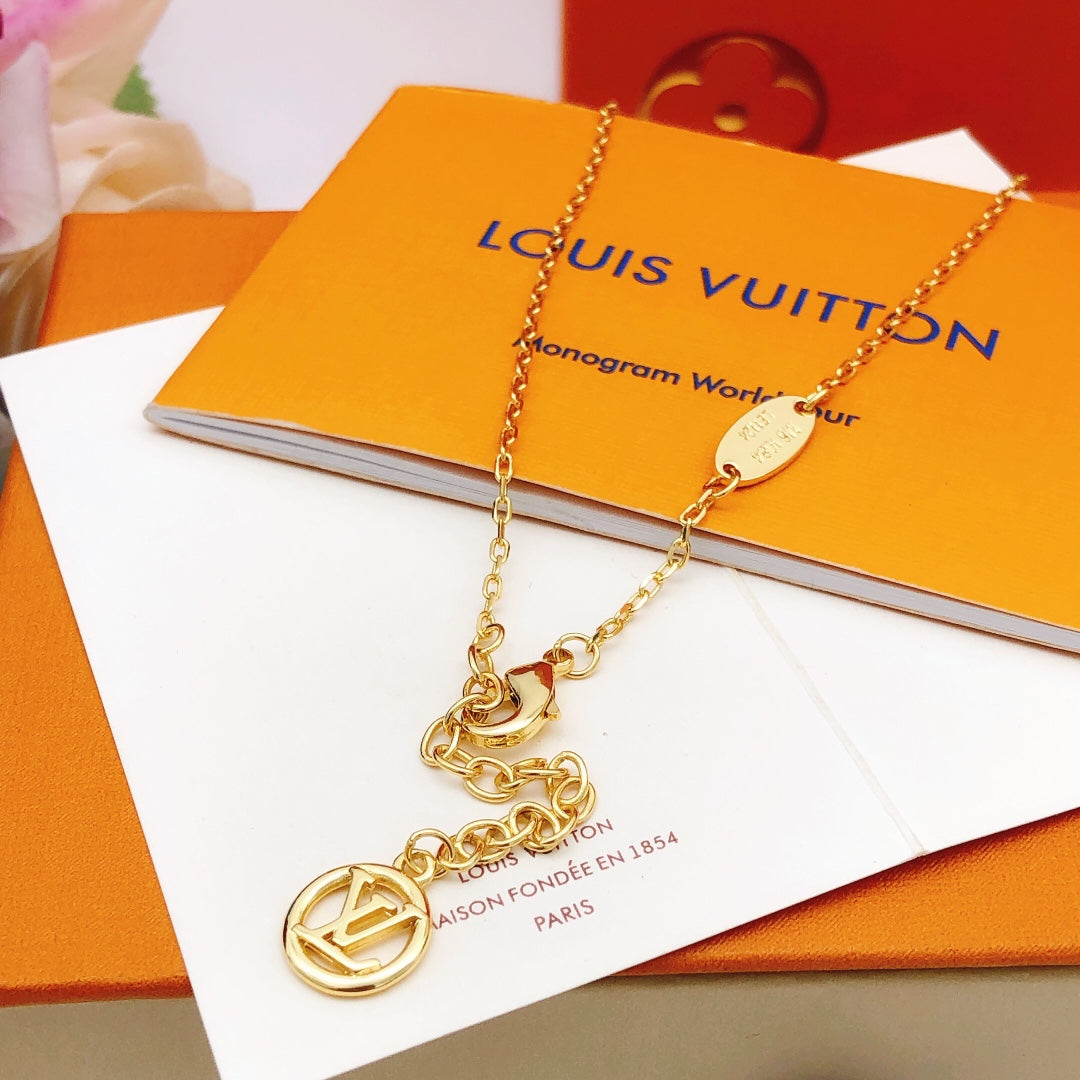 New Fashionable Luxury Exquisite Plum Blossom Women's Necklace