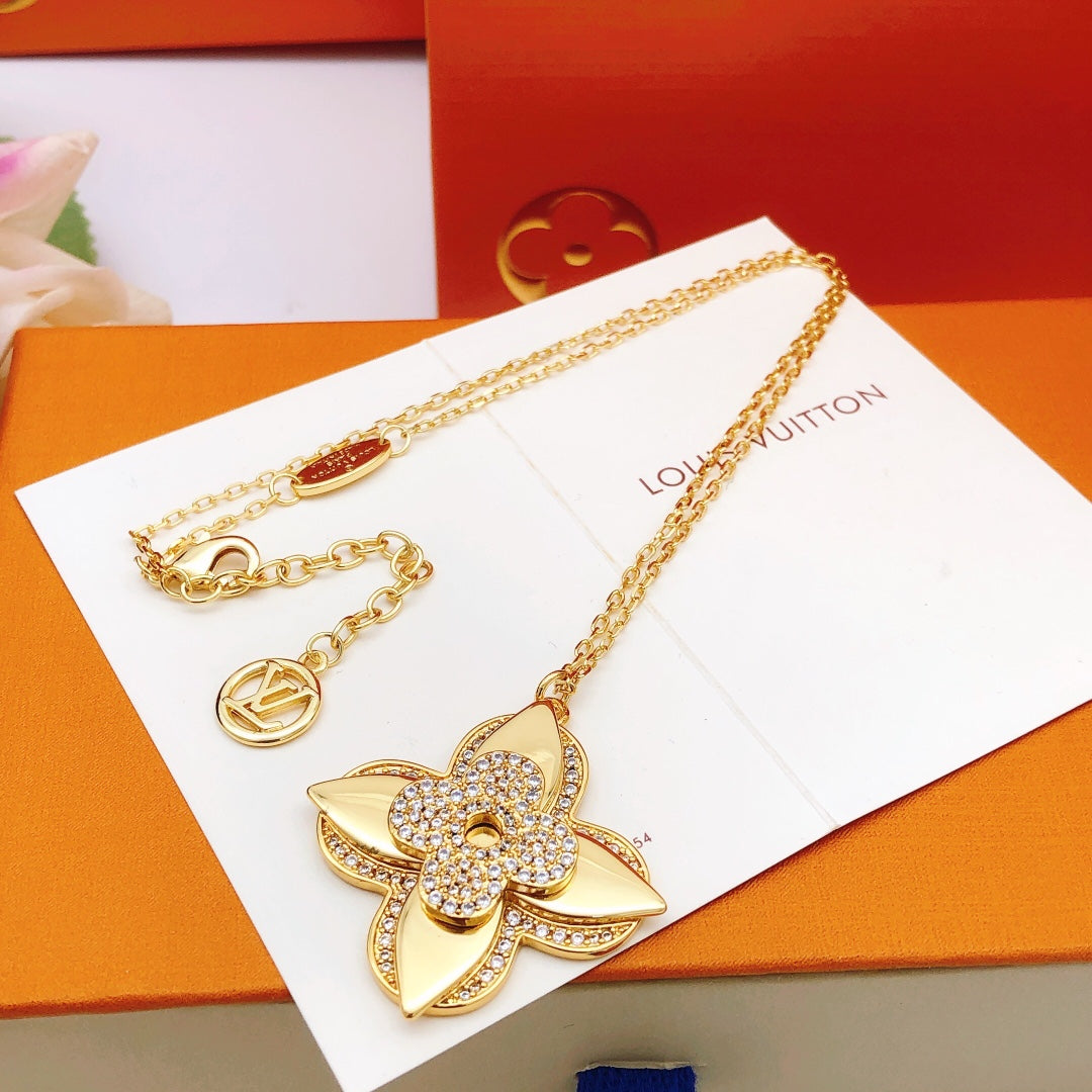 New Fashionable Luxury Exquisite Plum Blossom Women's Necklace