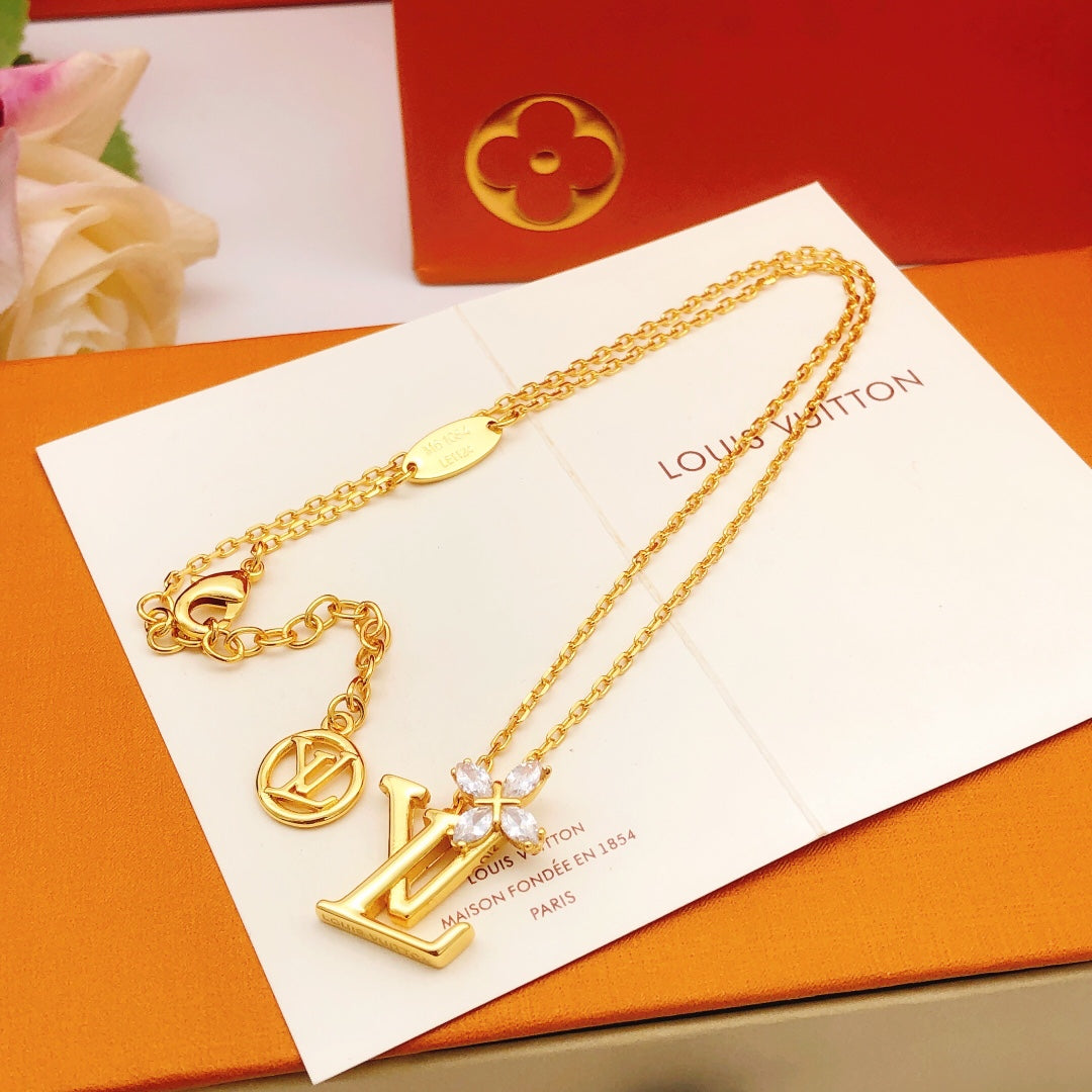 New Fashion Luxury Exquisite Women's Diamond studded plum blossom necklace