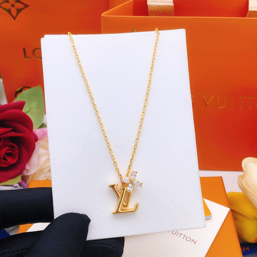 New Fashion Luxury Exquisite Women's Diamond studded plum blossom necklace