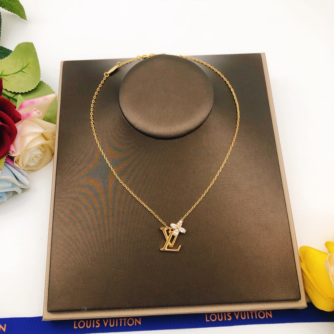 New Fashion Luxury Exquisite Women's Diamond studded plum blossom necklace