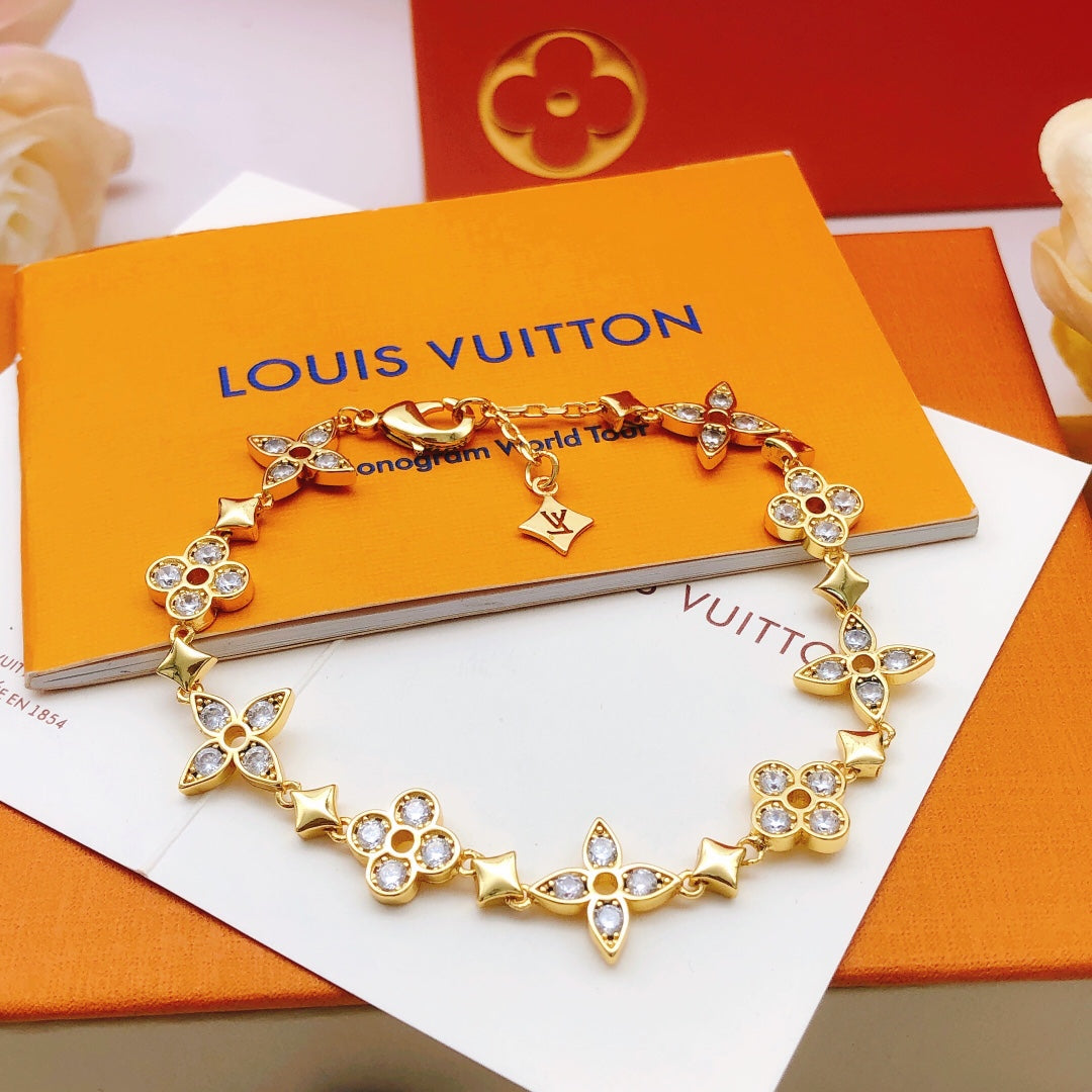 New Fashion Luxury Exquisite Women's  Flower studded diamond bracelet