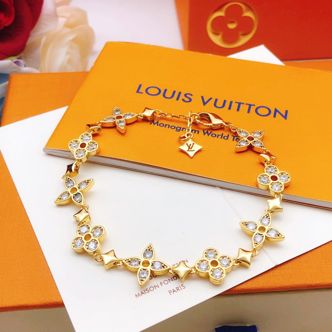New Fashion Luxury Exquisite Women's  Flower studded diamond bracelet