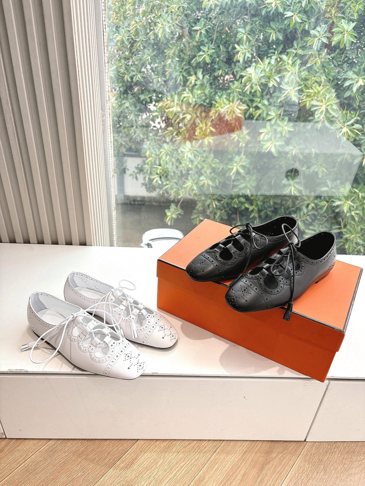 New luxury fashion Kelly buttoned fashion shoes and rolled edge sandals