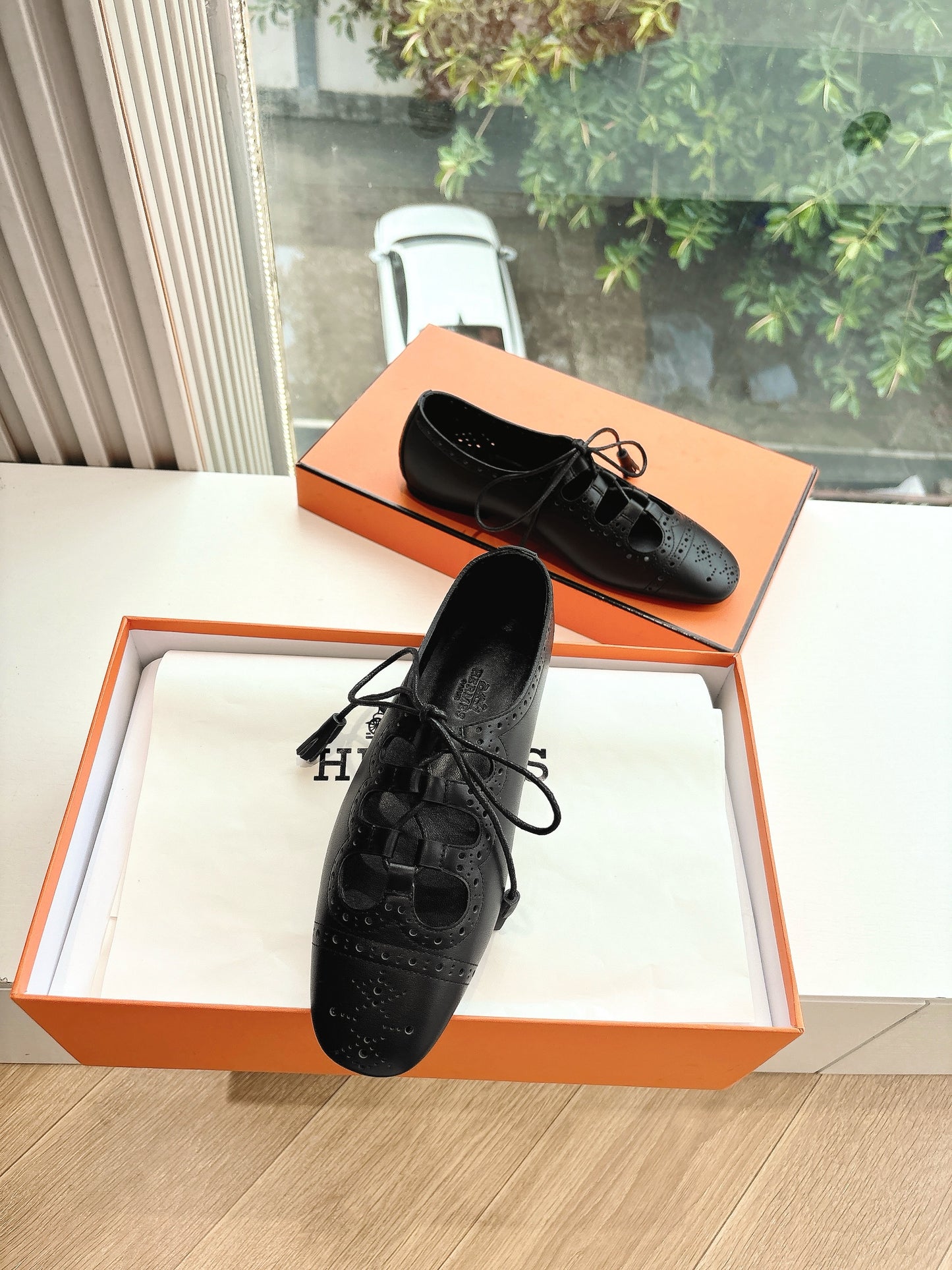New luxury fashion Kelly buttoned fashion shoes and rolled edge sandals