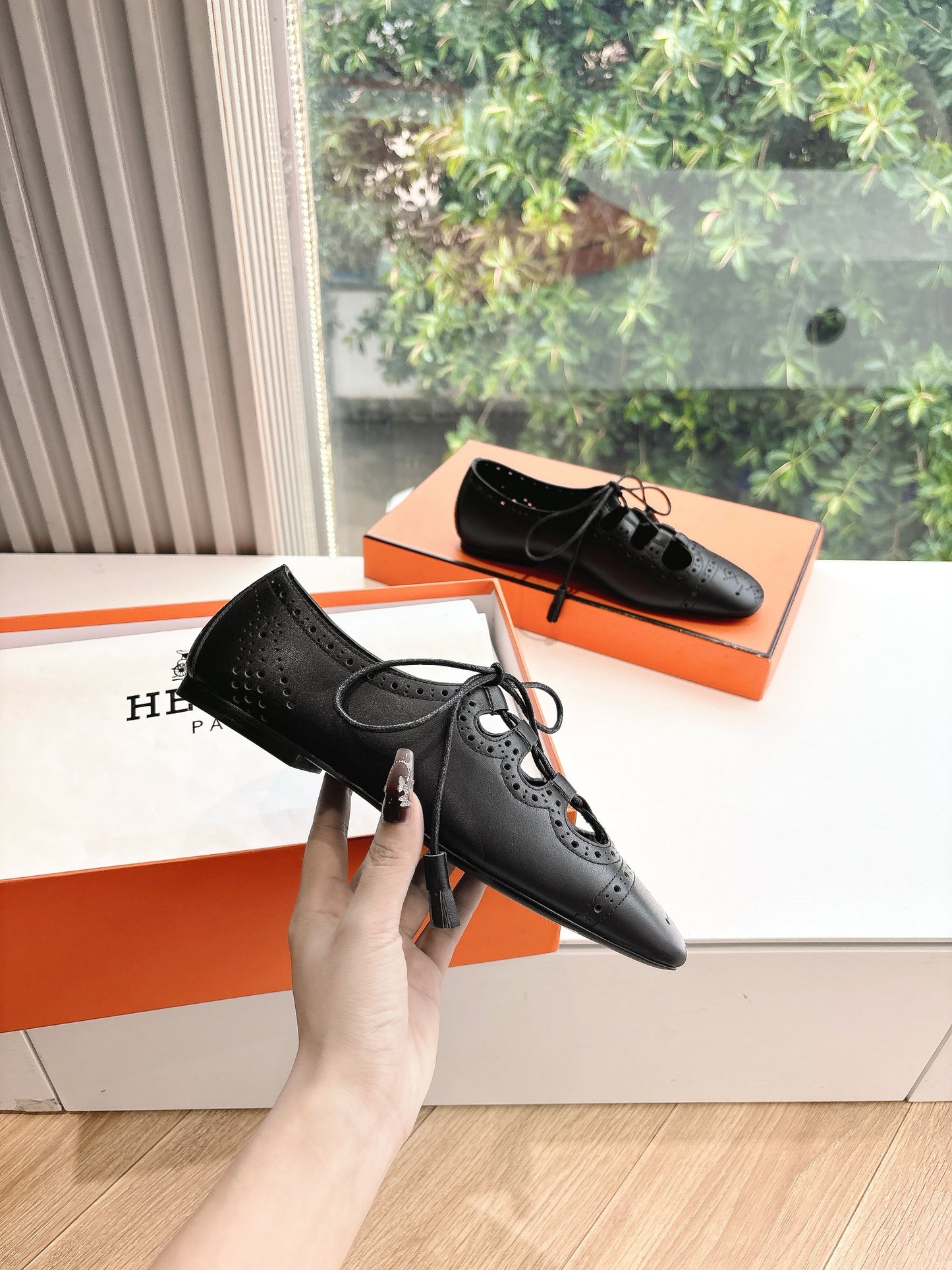 New luxury fashion Kelly buttoned fashion shoes and rolled edge sandals