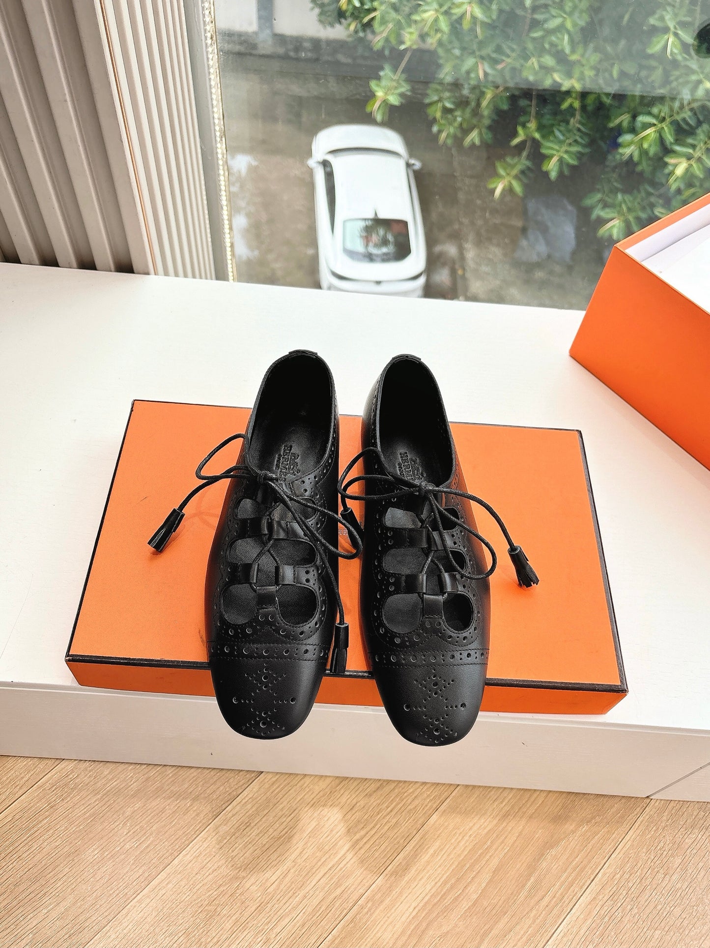 New luxury fashion Kelly buttoned fashion shoes and rolled edge sandals