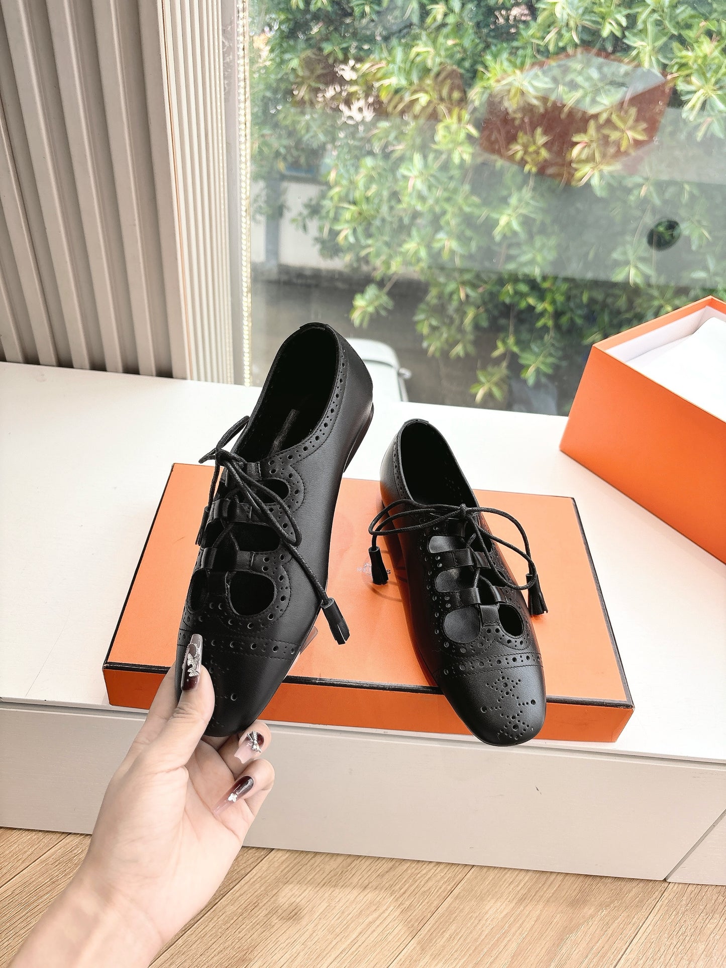 New luxury fashion Kelly buttoned fashion shoes and rolled edge sandals