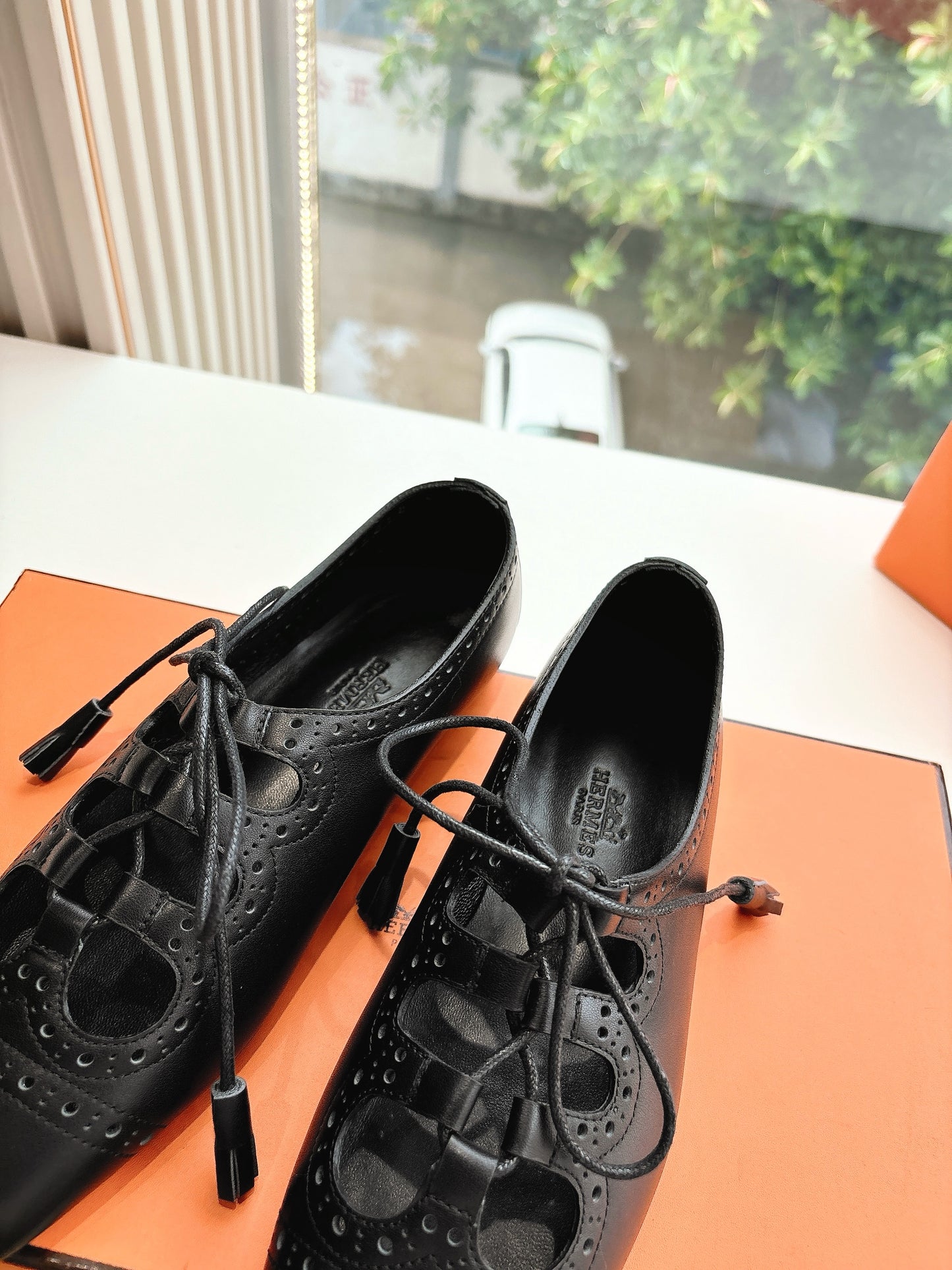 New luxury fashion Kelly buttoned fashion shoes and rolled edge sandals
