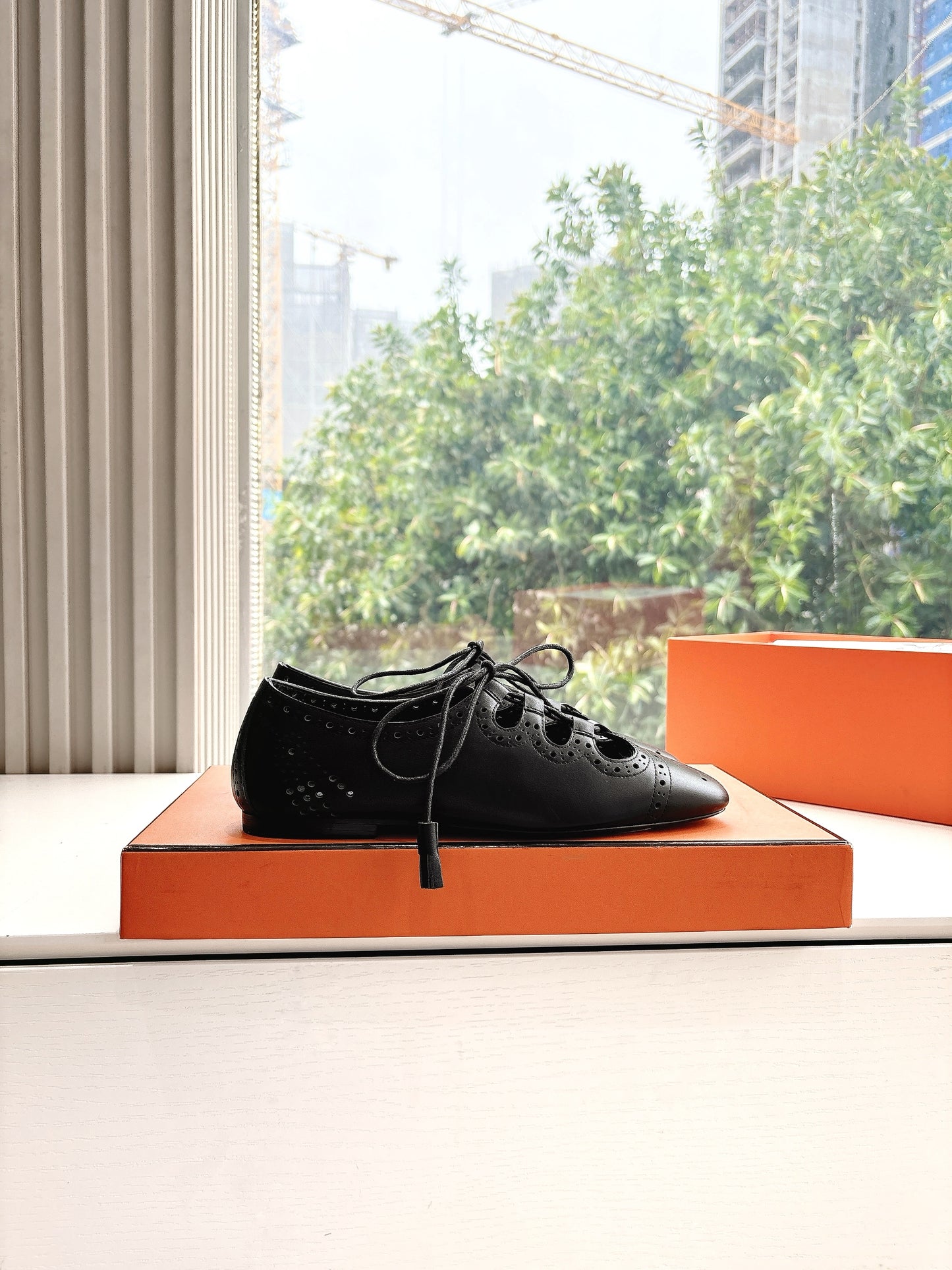 New luxury fashion Kelly buttoned fashion shoes and rolled edge sandals