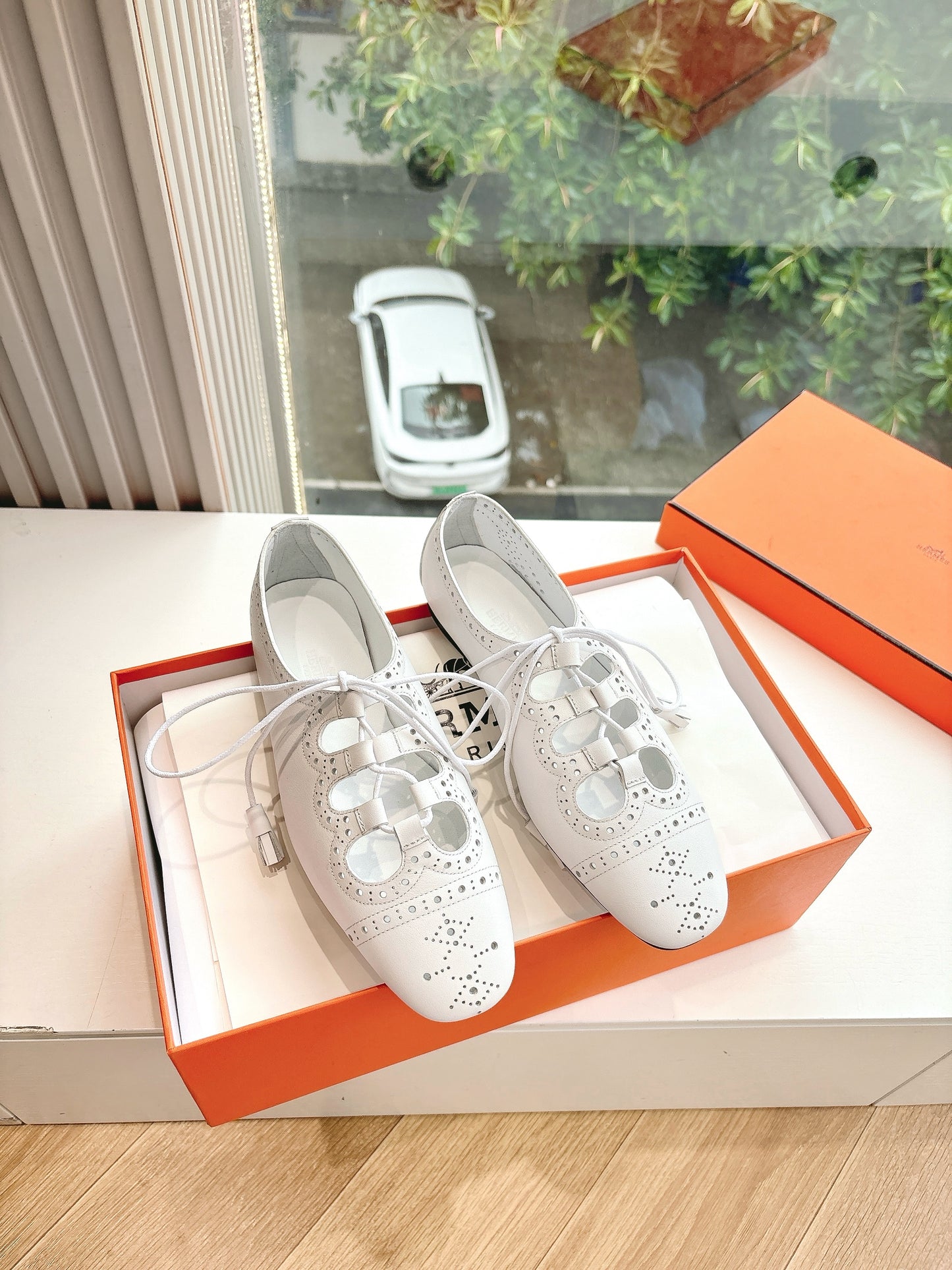 New luxury fashion Kelly buttoned fashion shoes and rolled edge sandals