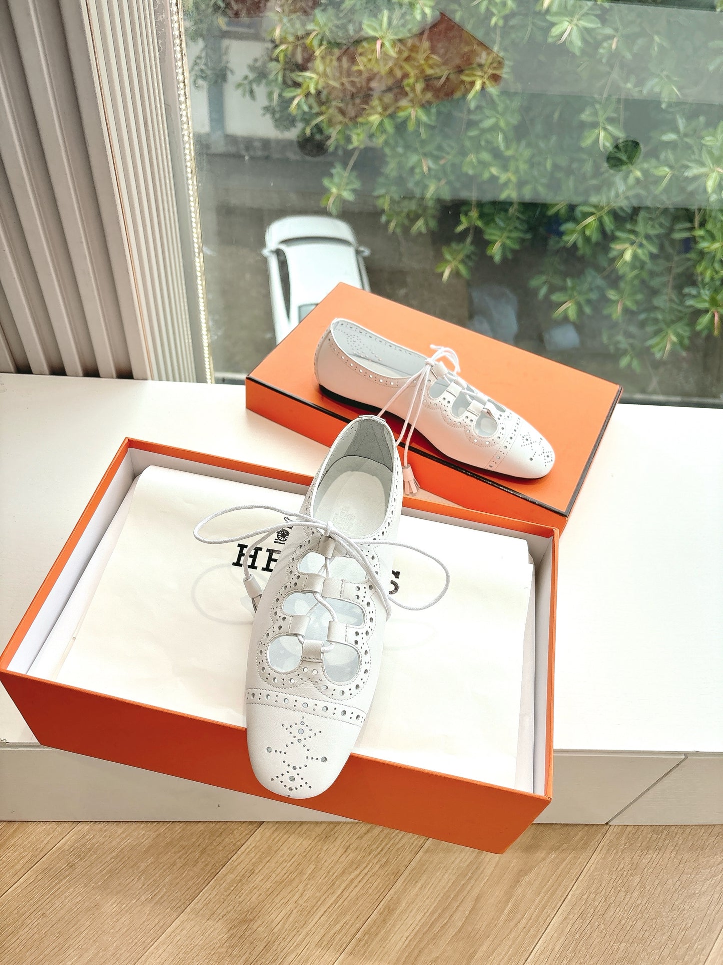 New luxury fashion Kelly buttoned fashion shoes and rolled edge sandals