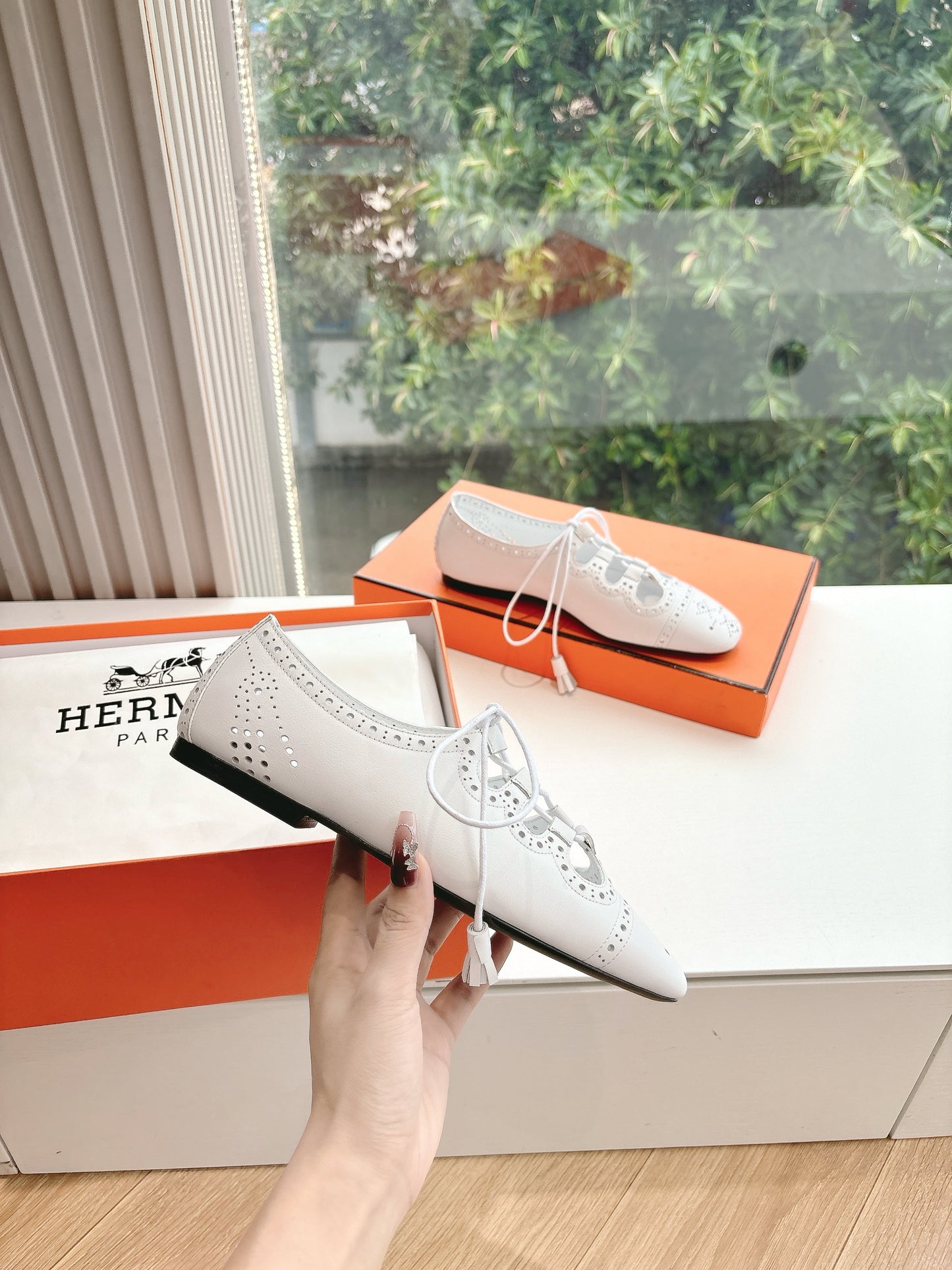 New luxury fashion Kelly buttoned fashion shoes and rolled edge sandals