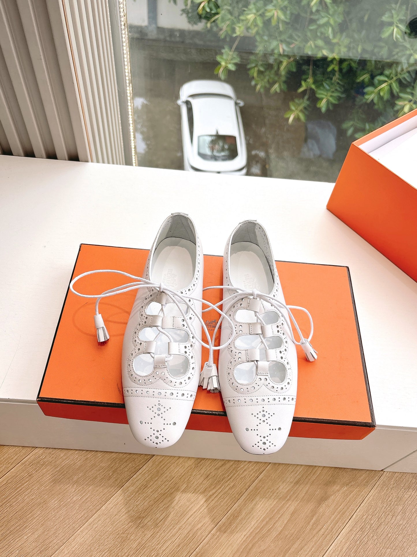New luxury fashion Kelly buttoned fashion shoes and rolled edge sandals