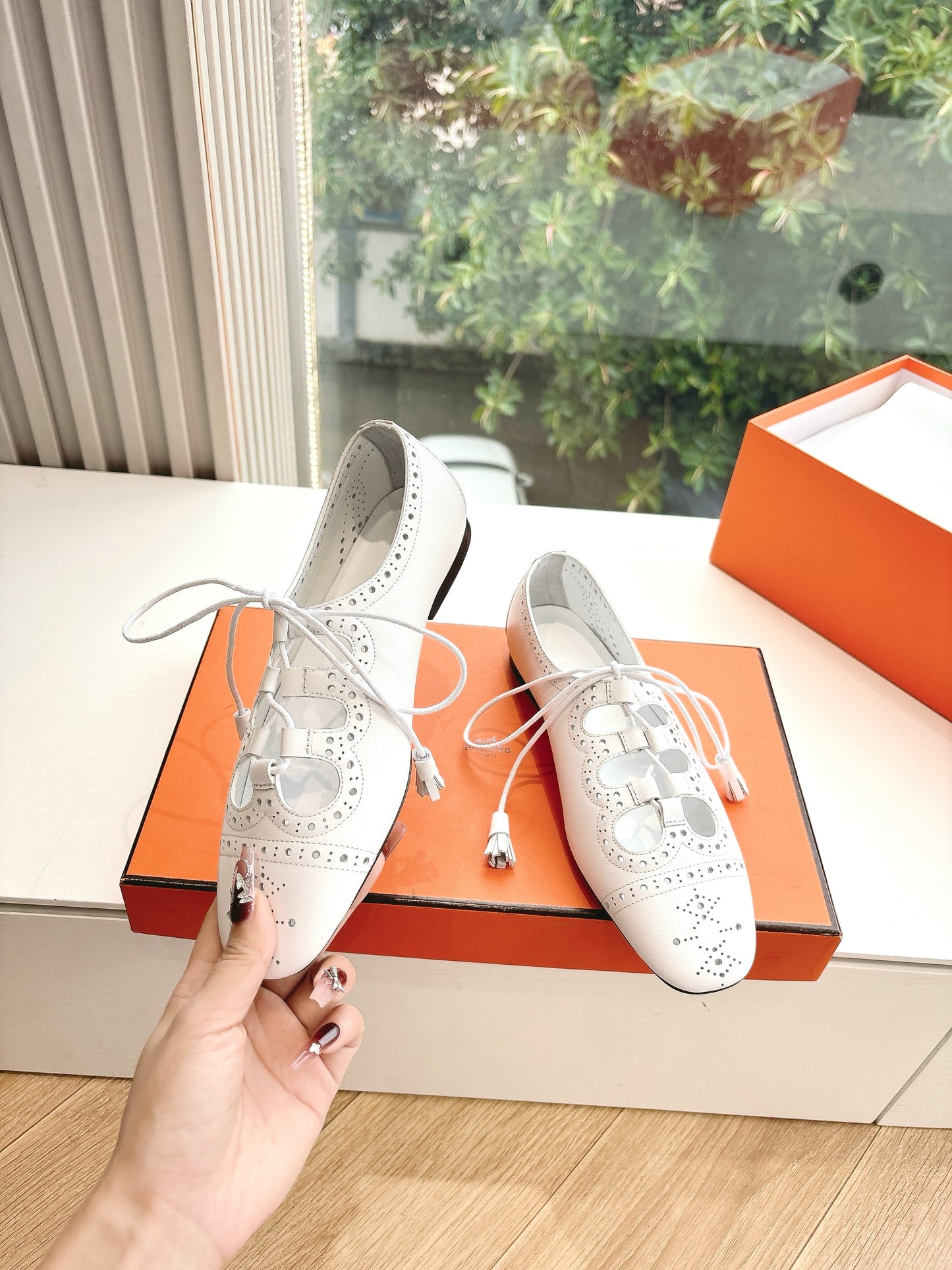 New luxury fashion Kelly buttoned fashion shoes and rolled edge sandals