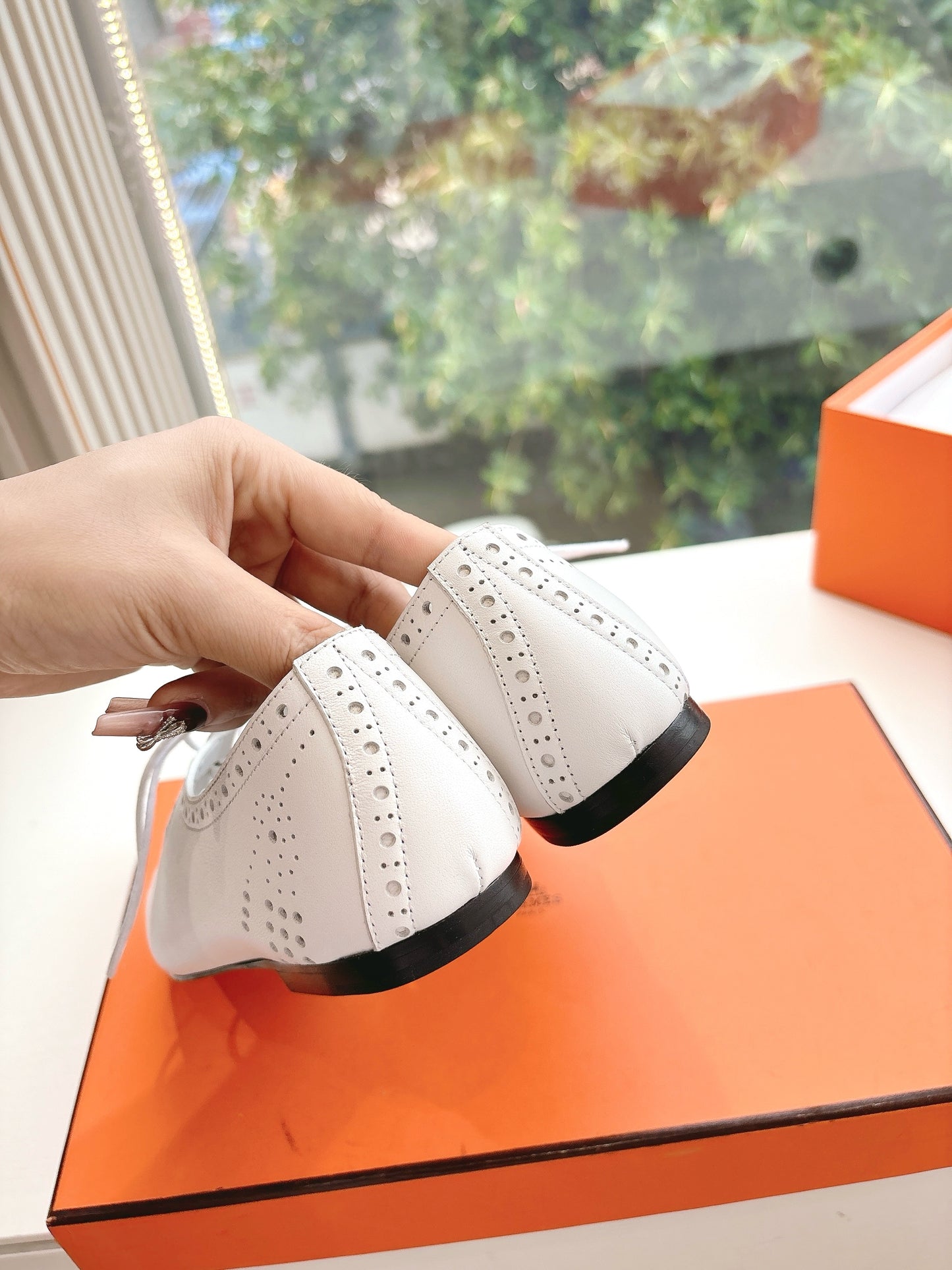 New luxury fashion Kelly buttoned fashion shoes and rolled edge sandals