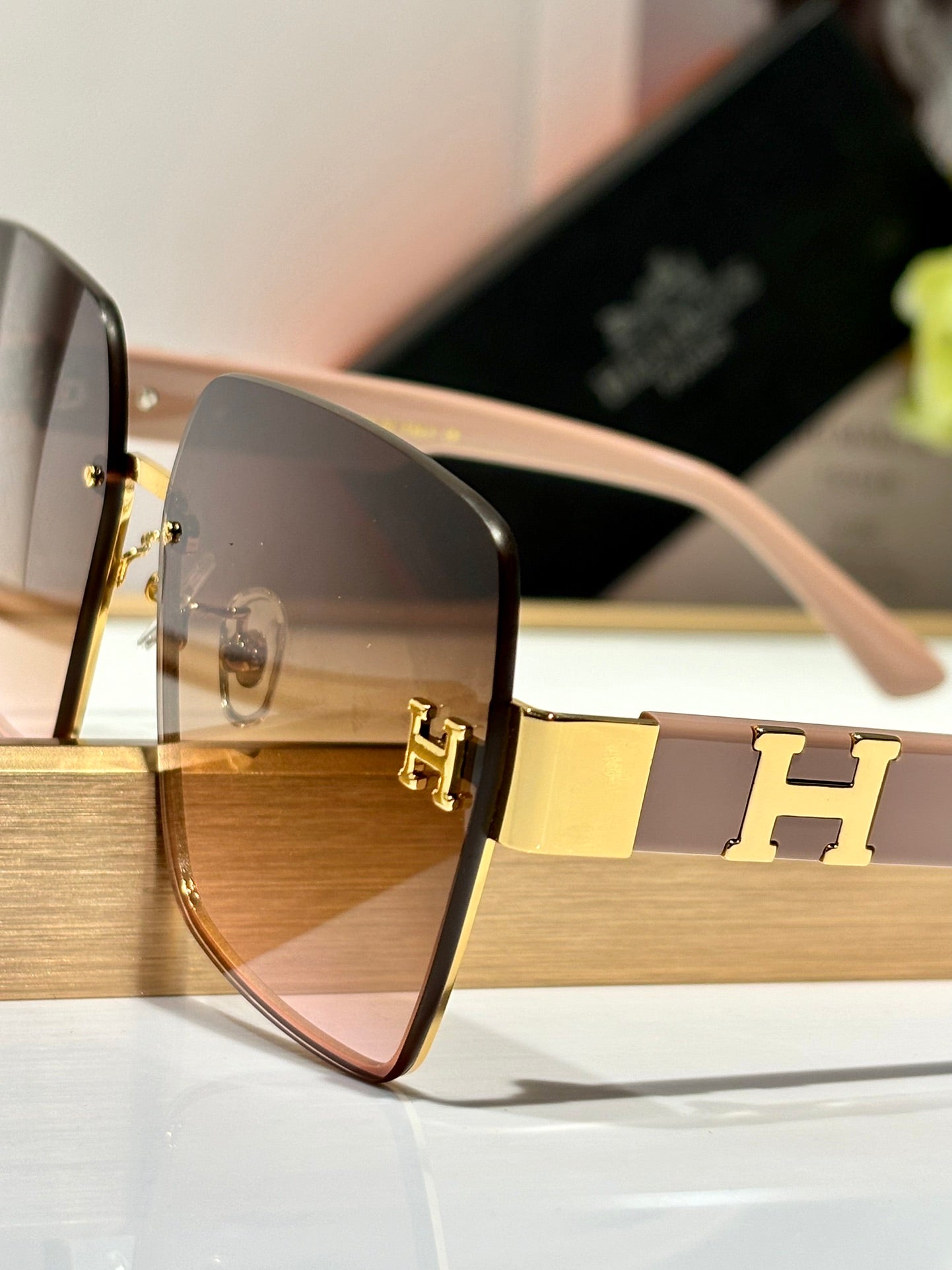 New trendy classic  lightweight and comfortable sunglasses