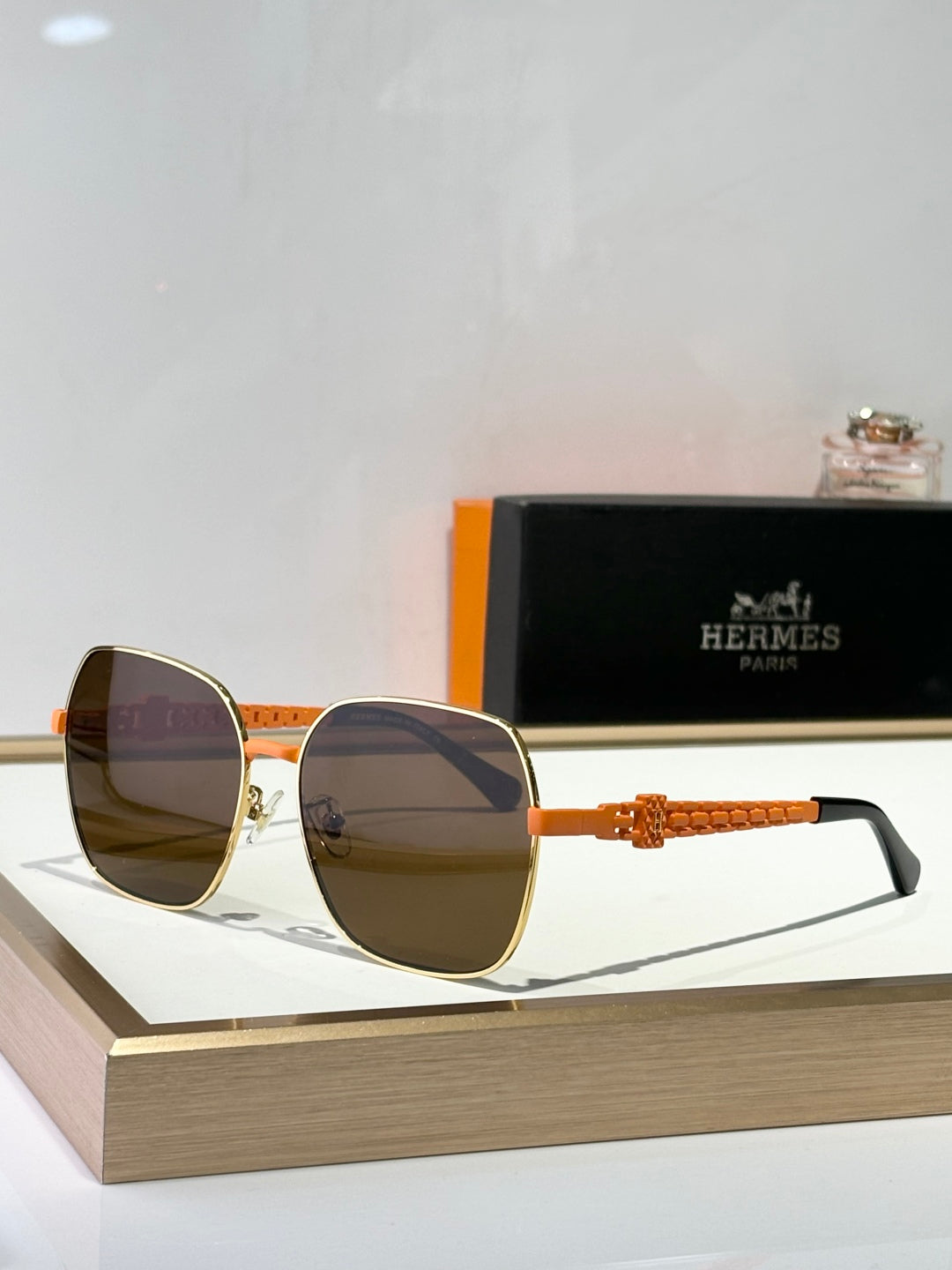 New trendy classic  lightweight and comfortable sunglasses